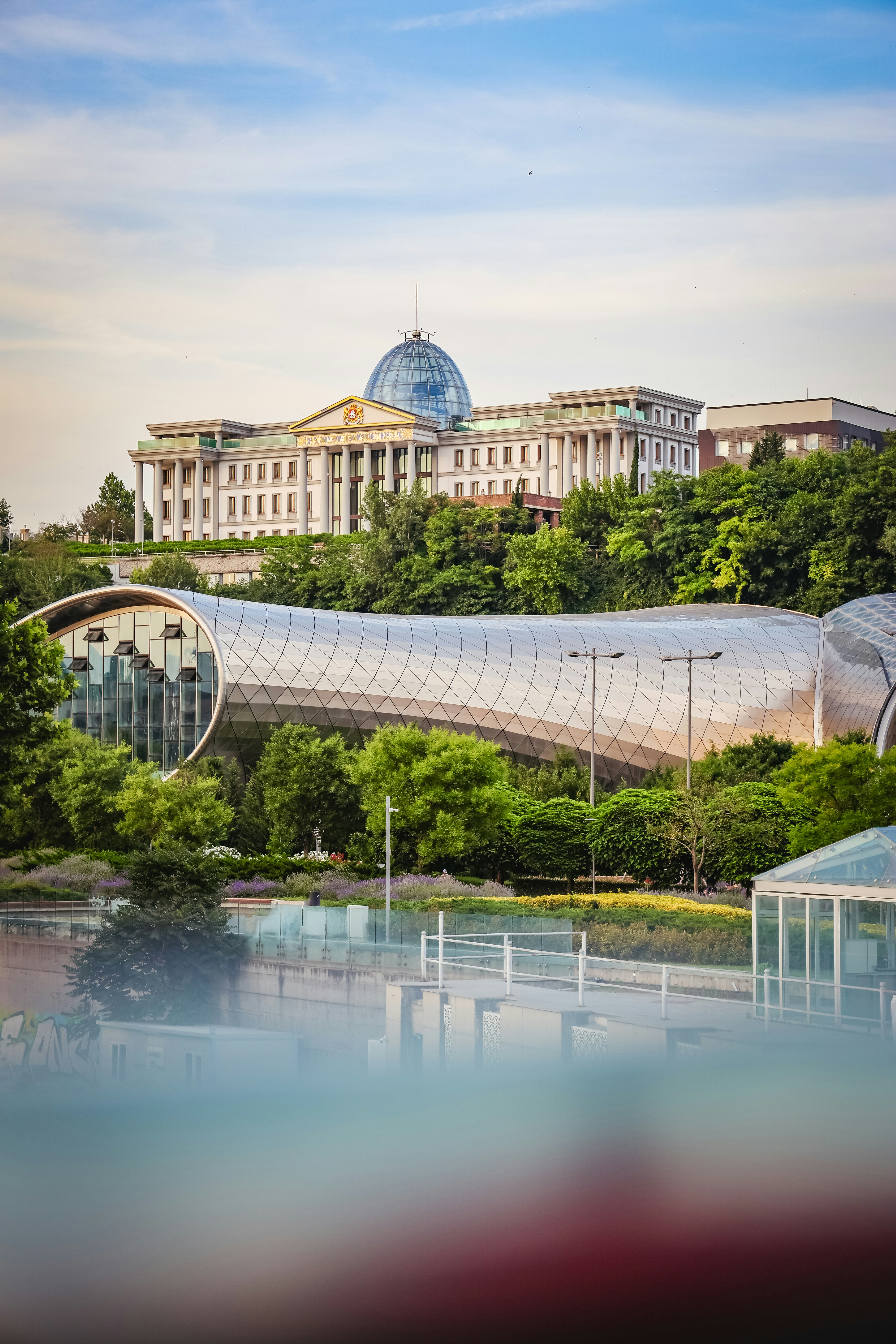 ドームを上に乗せた大きな建物の眺め