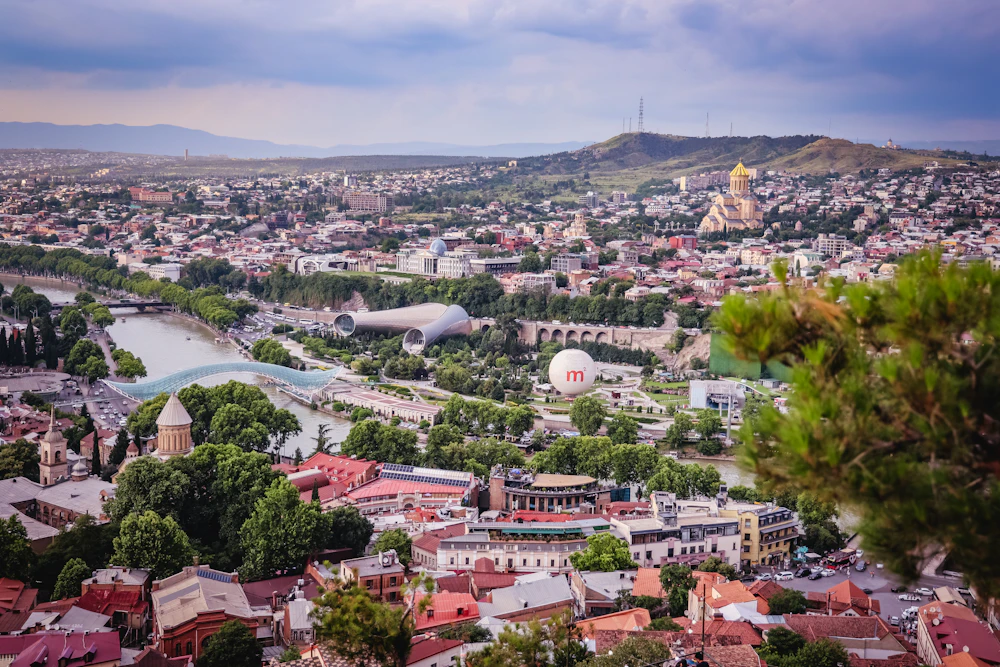 Панорама Тбилиси с рекой Курой — вид на город с высоты птичьего полёта
