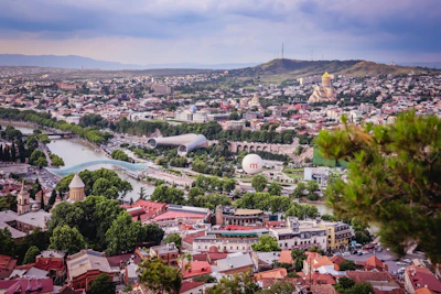 Панорама Тбилиси с видом на реку Мтквари — грузинская столица в любое время года приветлива. Фото: Florian Wehde / Unsplash