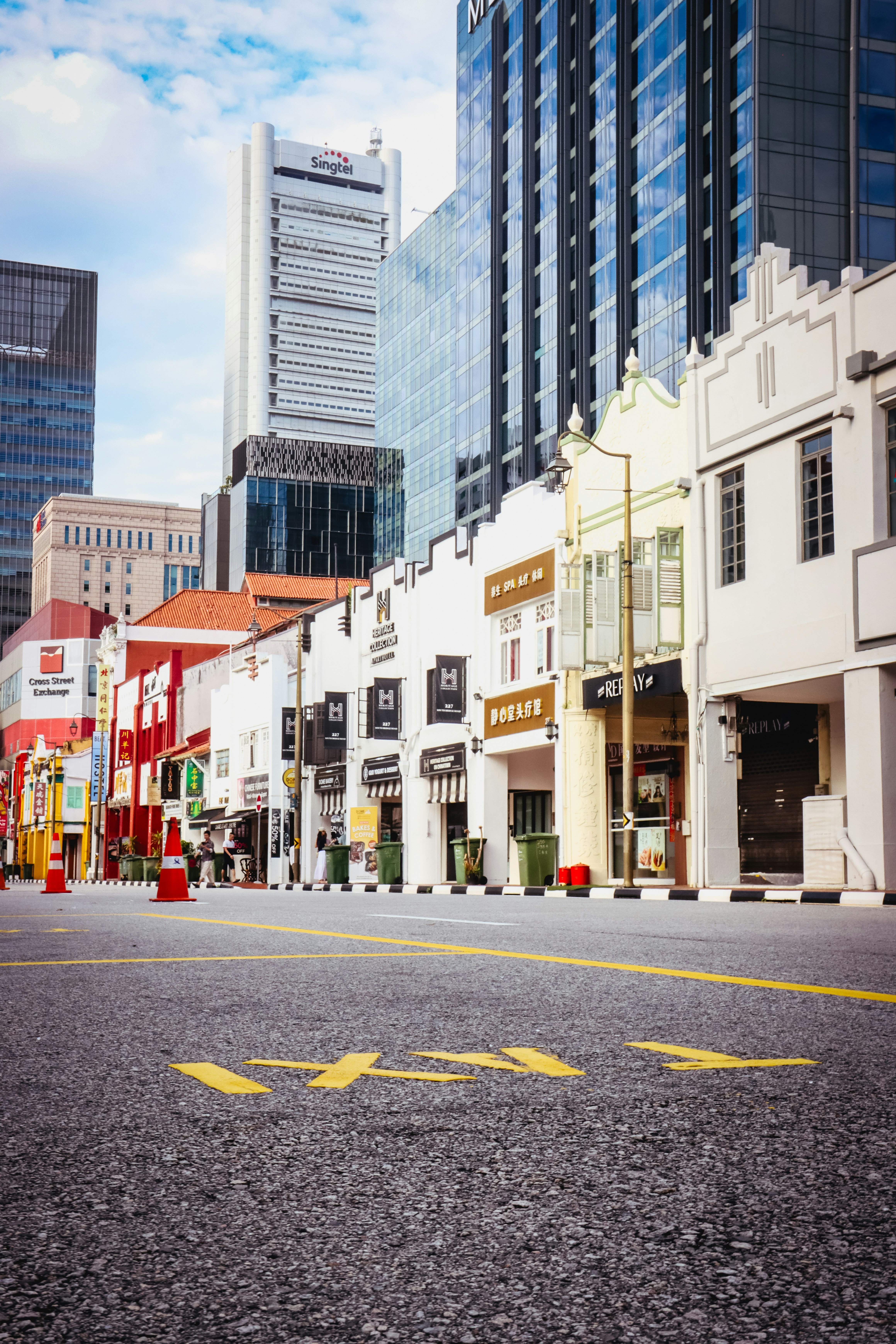 高層ビルの隣に高層ビルが立ち並ぶ街並み