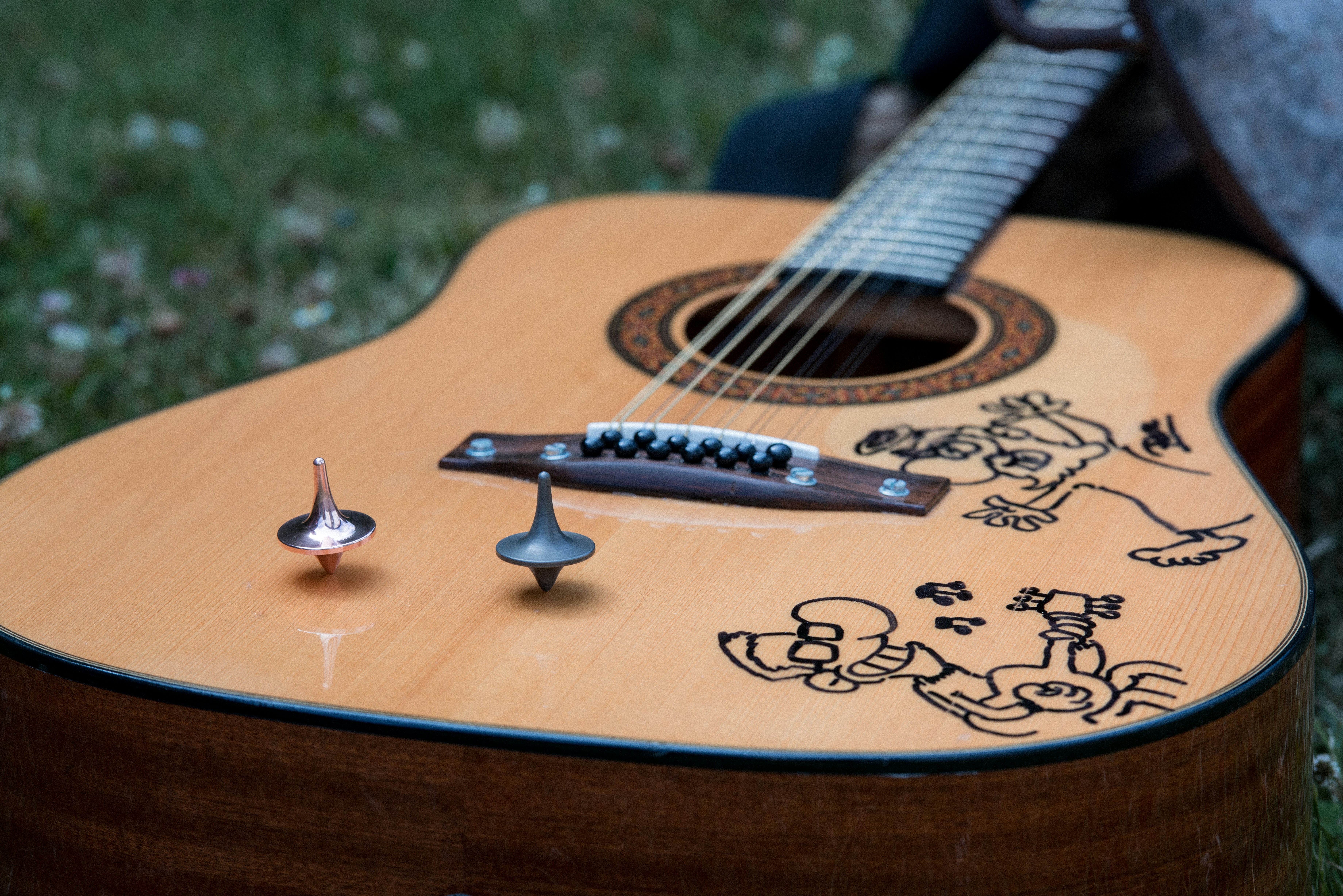 Gros plan d’une guitare sur le sol