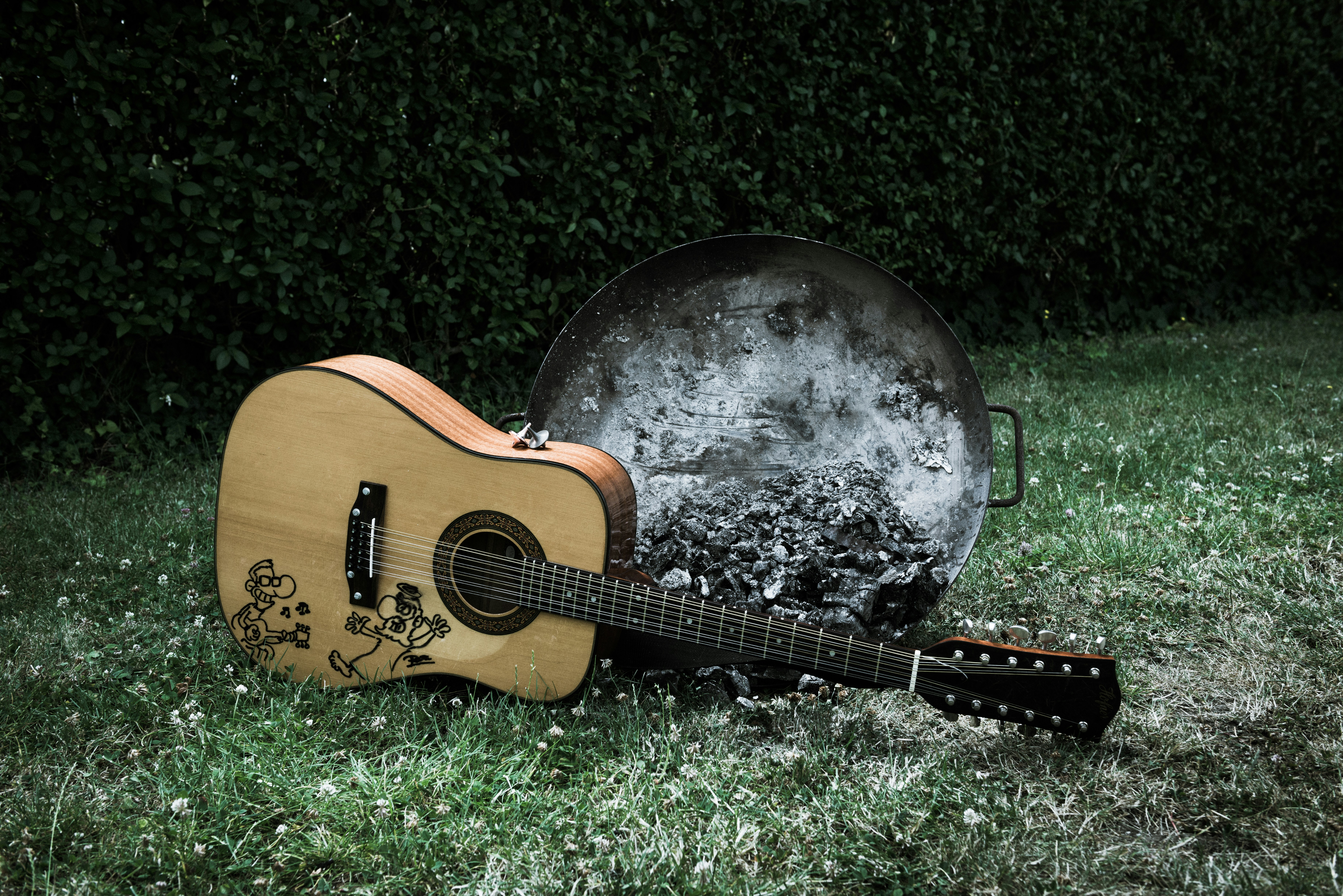 ForeverSpin "Copper" and "Cast Iron" Spinning Top on Höfner 12-String Guitar, Cartoon by Ralph Ruthe
