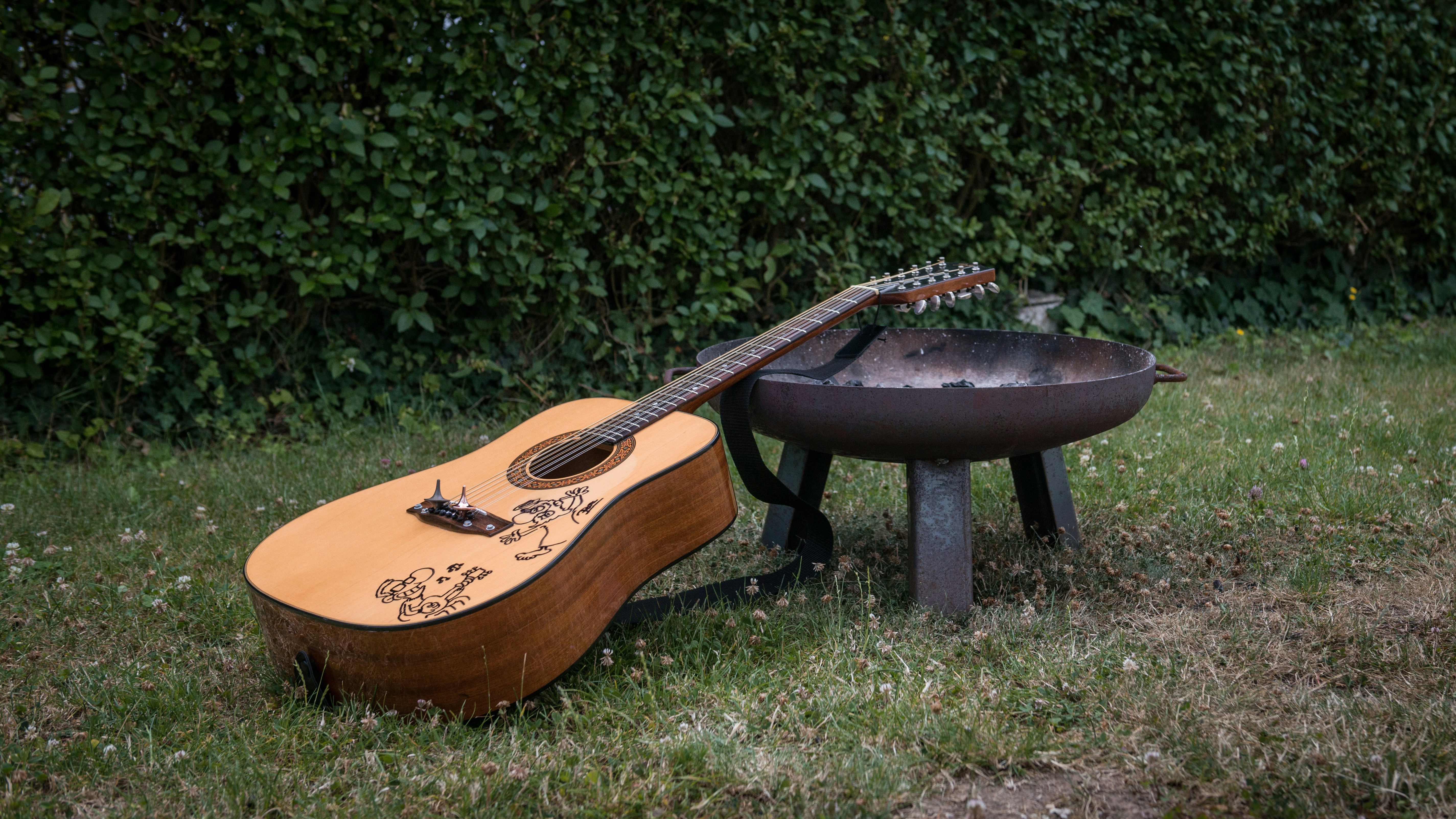 ForeverSpin "Copper" and "Cast Iron" Spinning Top on Höfner 12-String Guitar, Cartoon by Ralph Ruthe