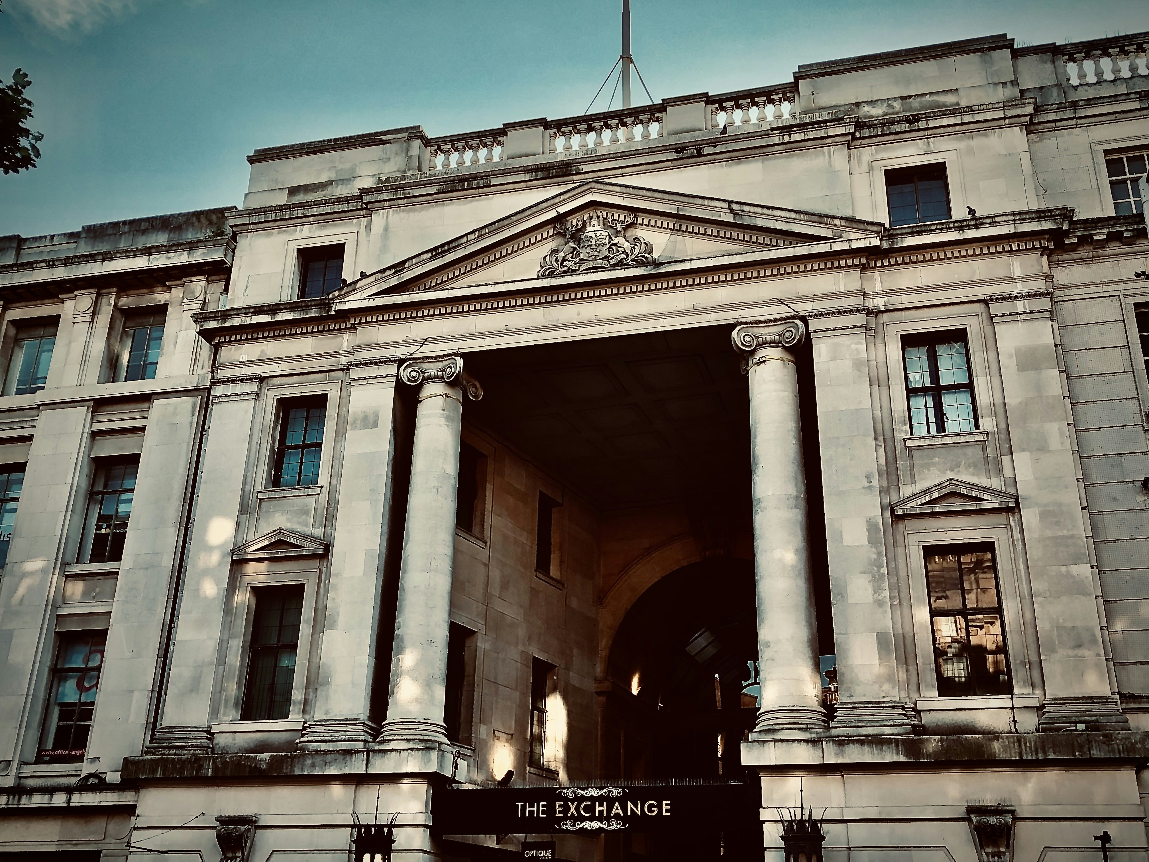 Un grand bâtiment surmonté d’un drapeau