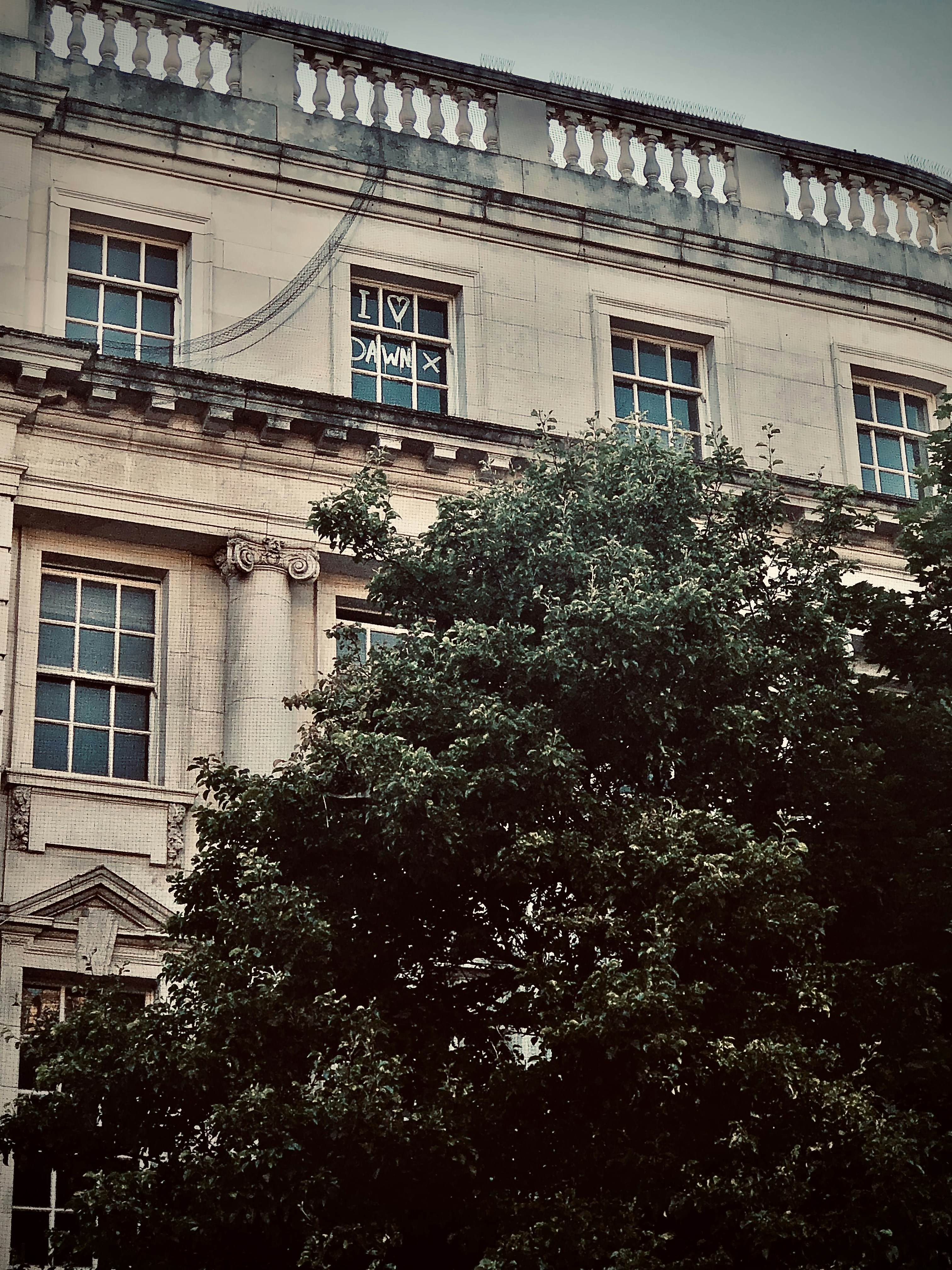 Un grand bâtiment avec une horloge à l’avant