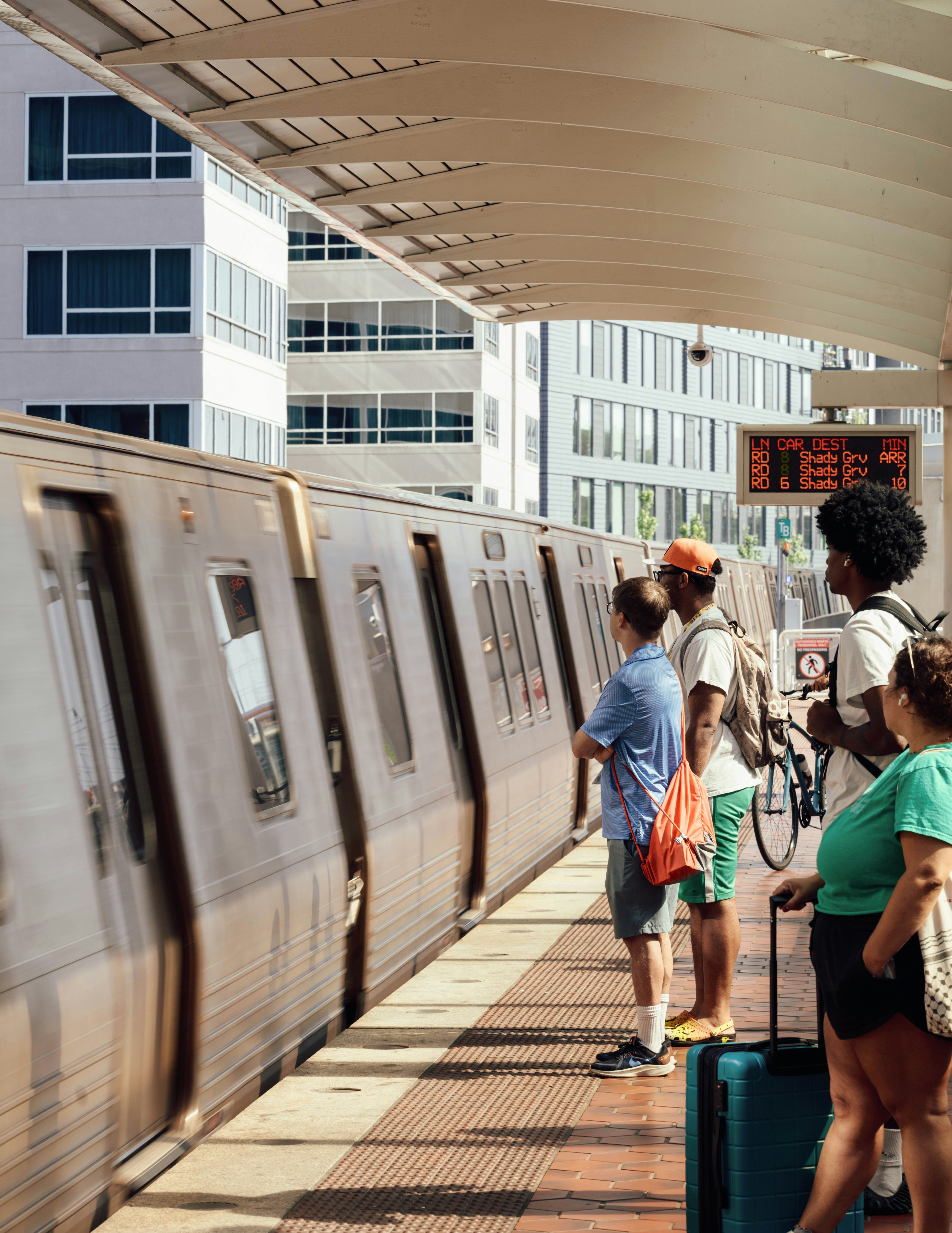 Personas esperan en una plataforma junto a un tren del Metro en Washington DC