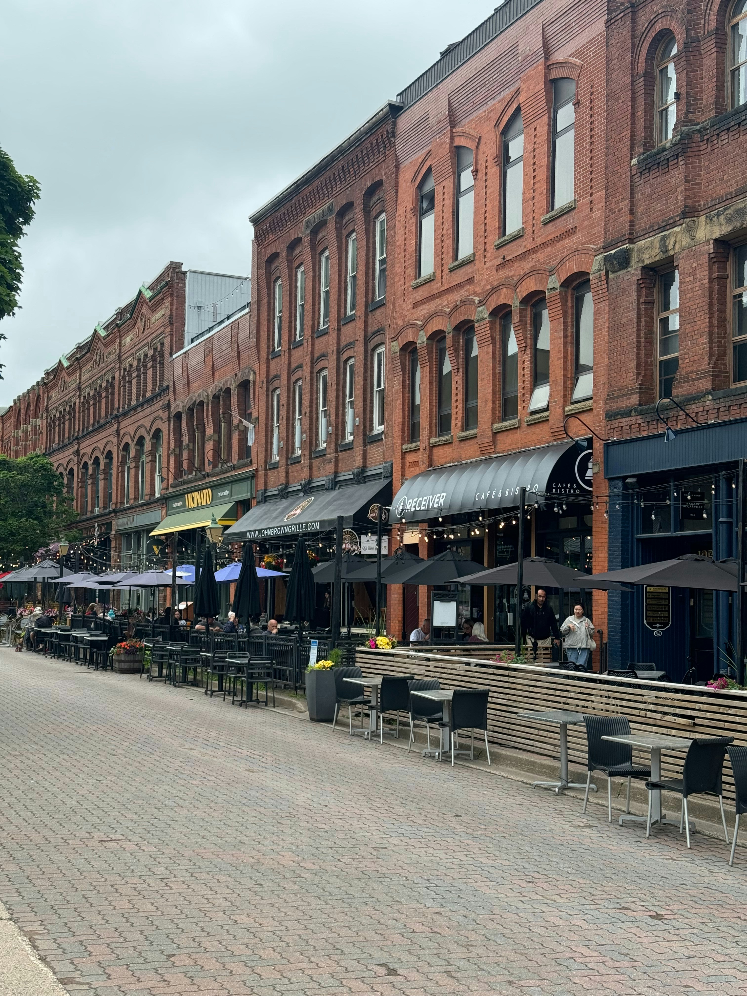 隣り合って座っているレンガ造りの建物の列