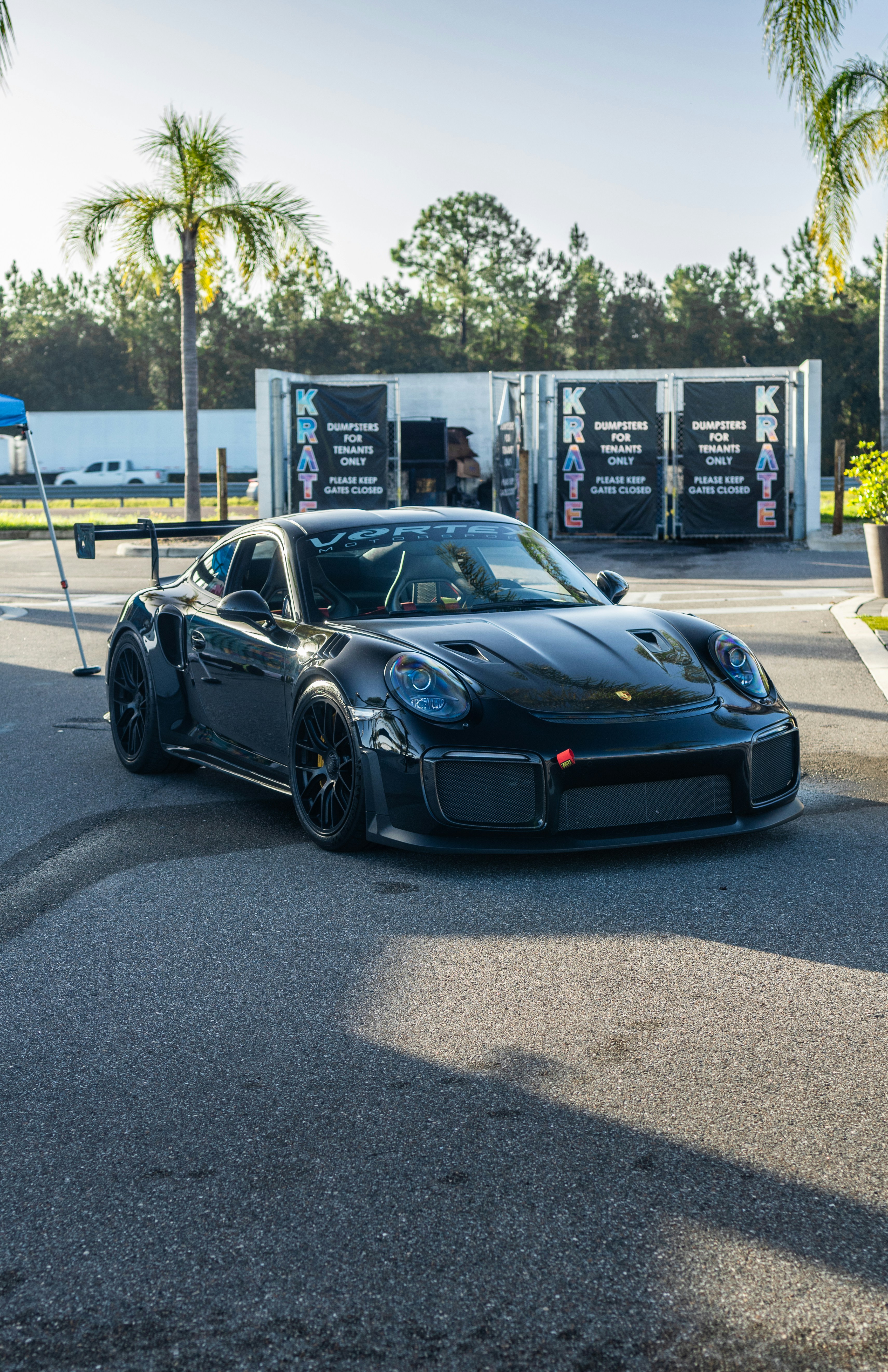 通りを走る黒いスポーツカー