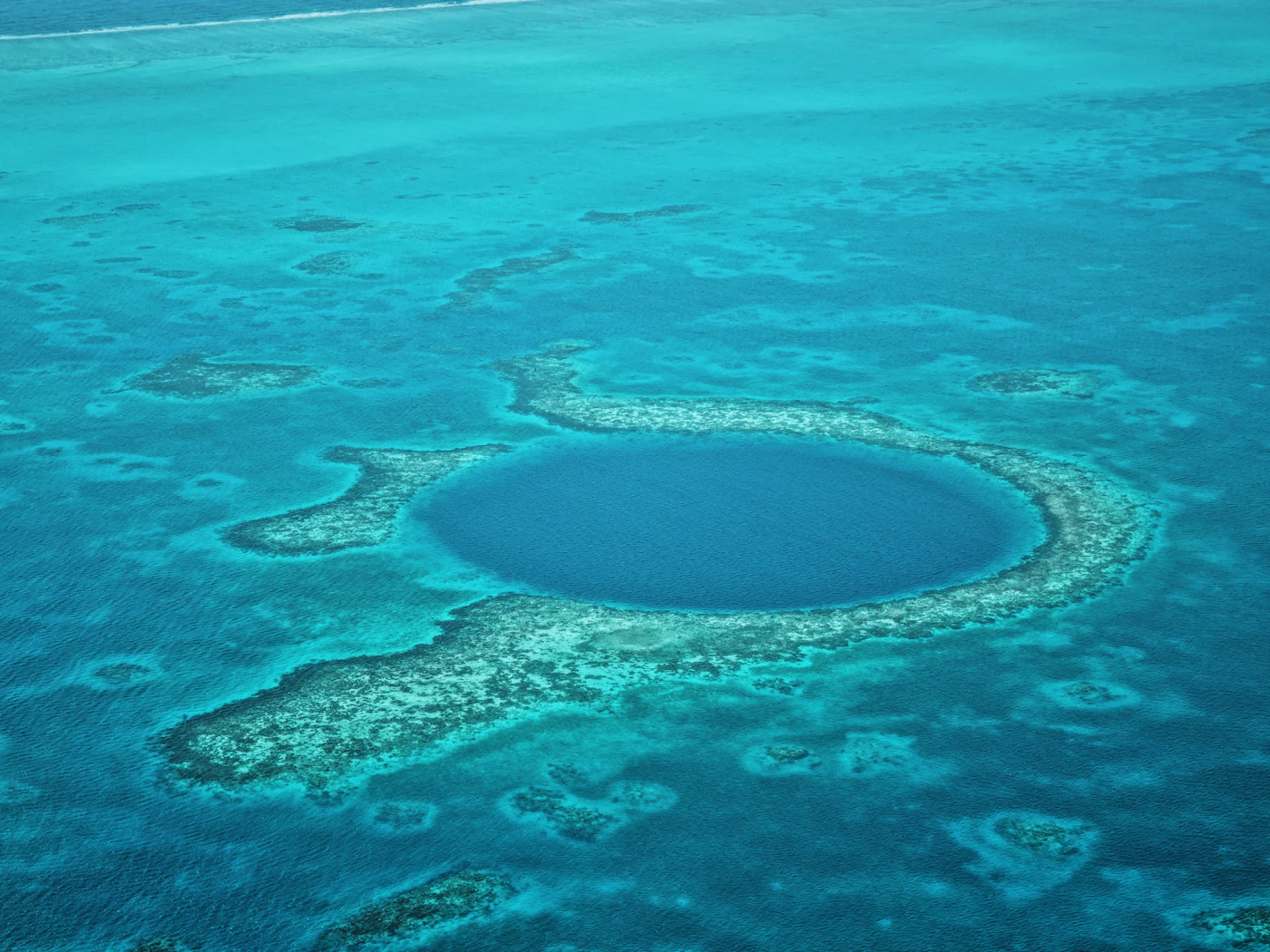 Vista aérea del Gran Agujero Azul rodeado de arrecife coralino, Belice