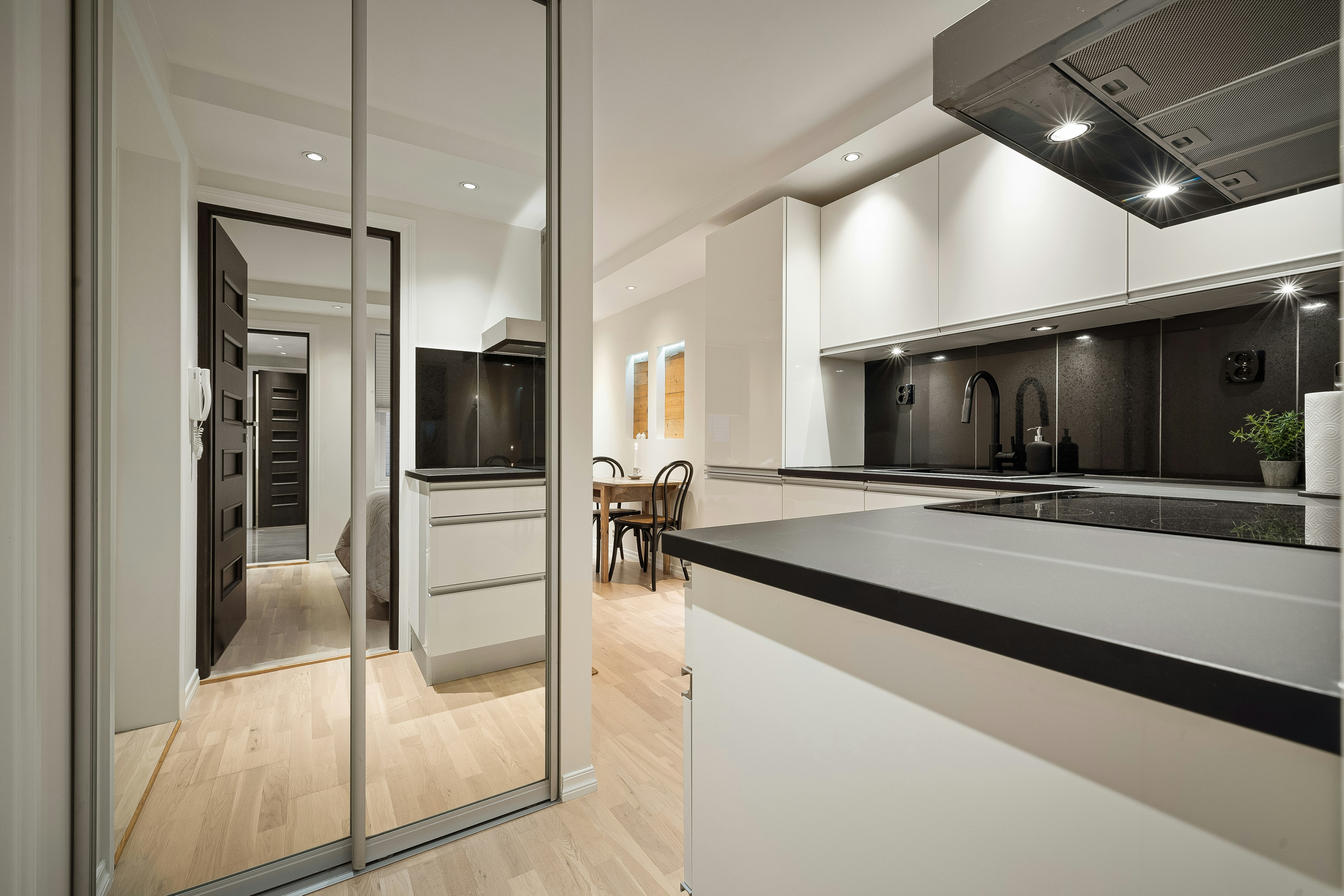 photo 1722764373148 37ef1910bff8?crop=entropy&cs=tinysrgb&fit=max&fm=jpg&ixid=M3w2MTMxNjF8MHwxfHNlYXJjaHw4fHxzcGFjaW91cyUyMGRvdWJsZS13aWRlJTIwa2l0Y2hlbnxlbnwwfDB8fHwxNzUwMjYwOTYwfDA&ixlib=rb 4.1