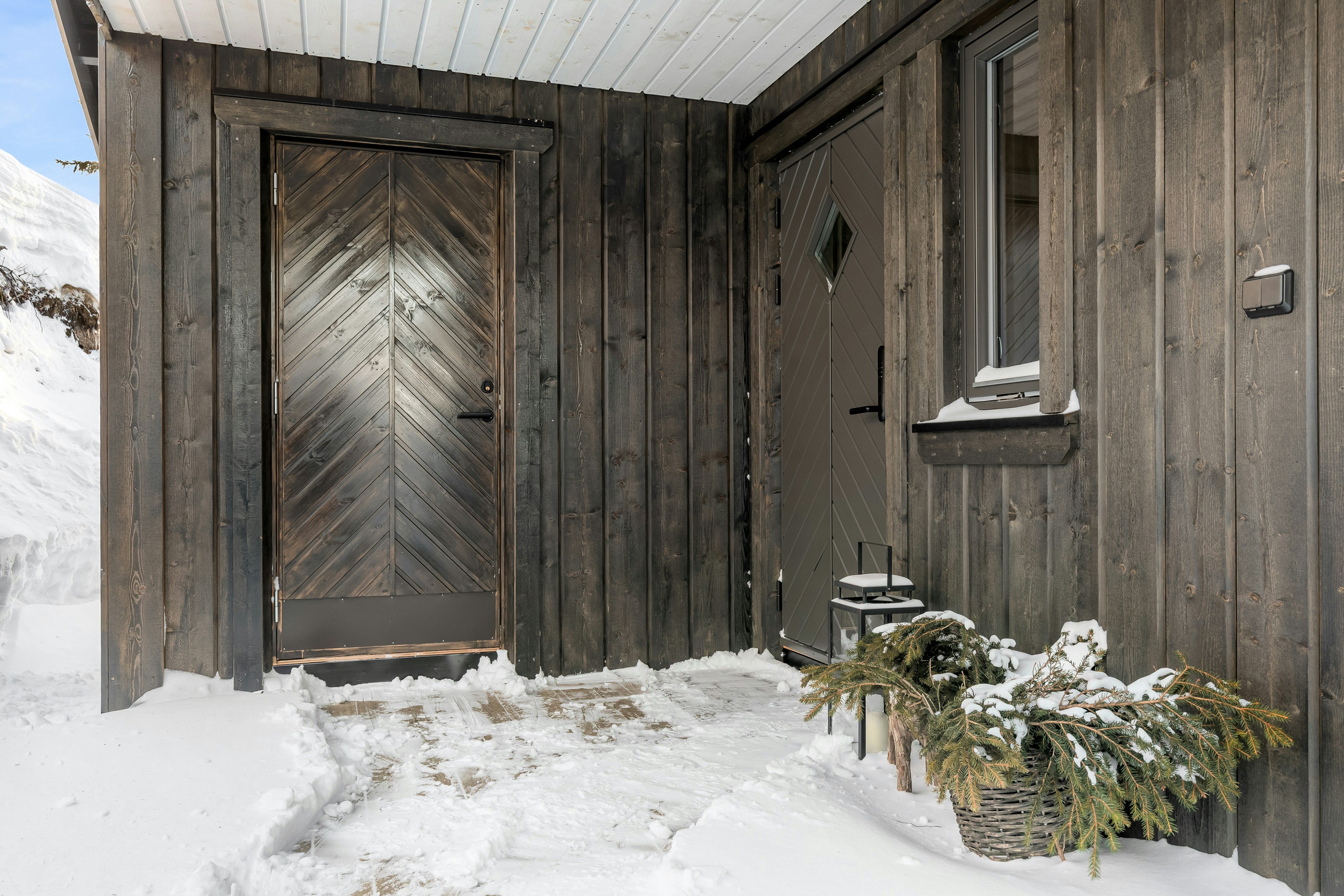 insulated garage door withstanding a snowy Minnesota day - garage door repair St Paul MN