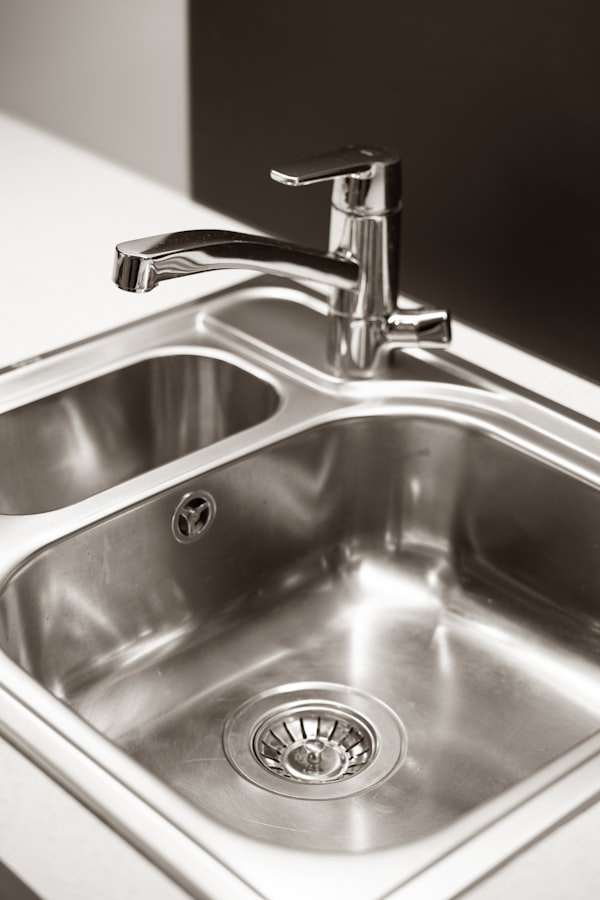 Lavello con dispenser e rubinetto