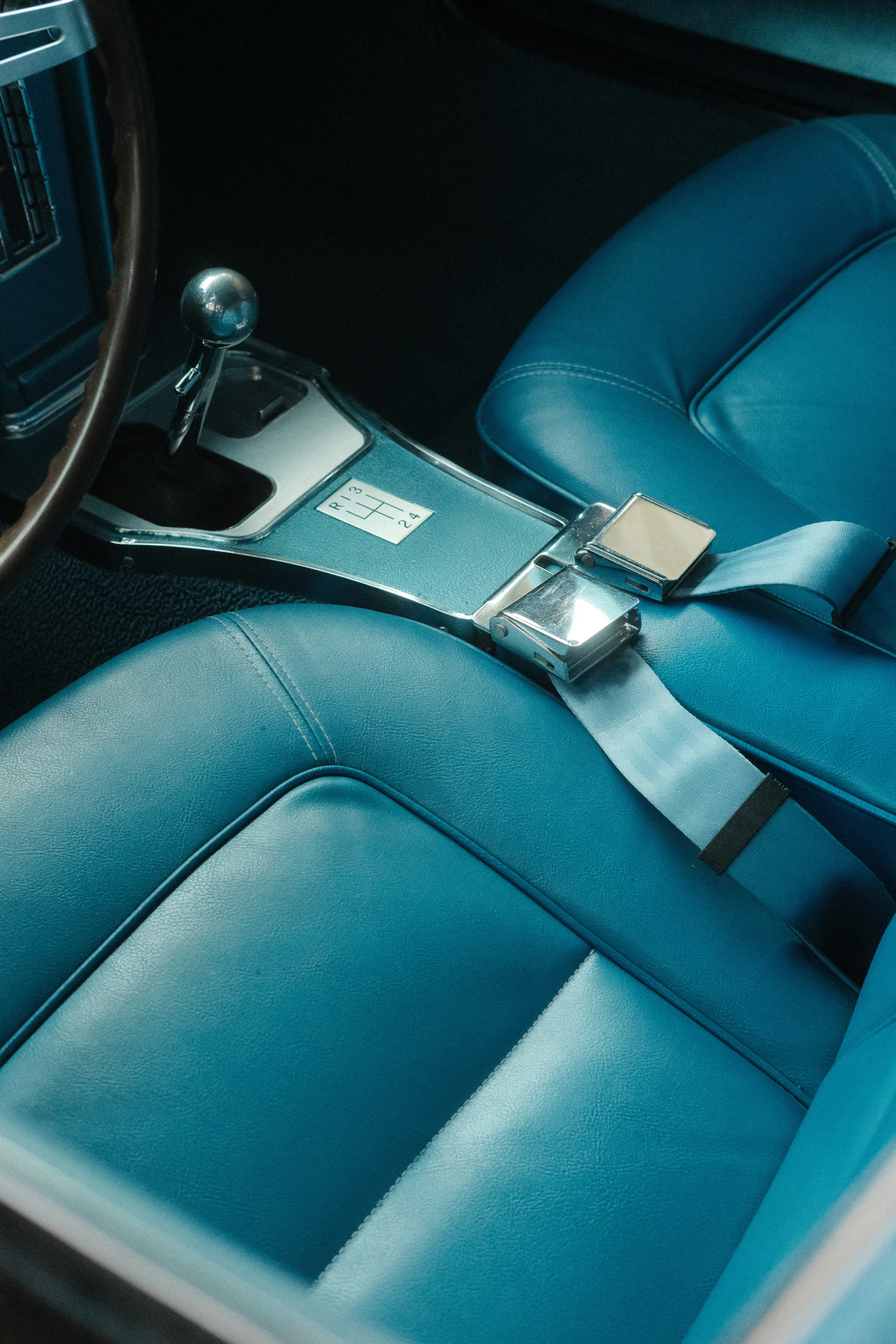 Interior mobil dengan jok kulit biru