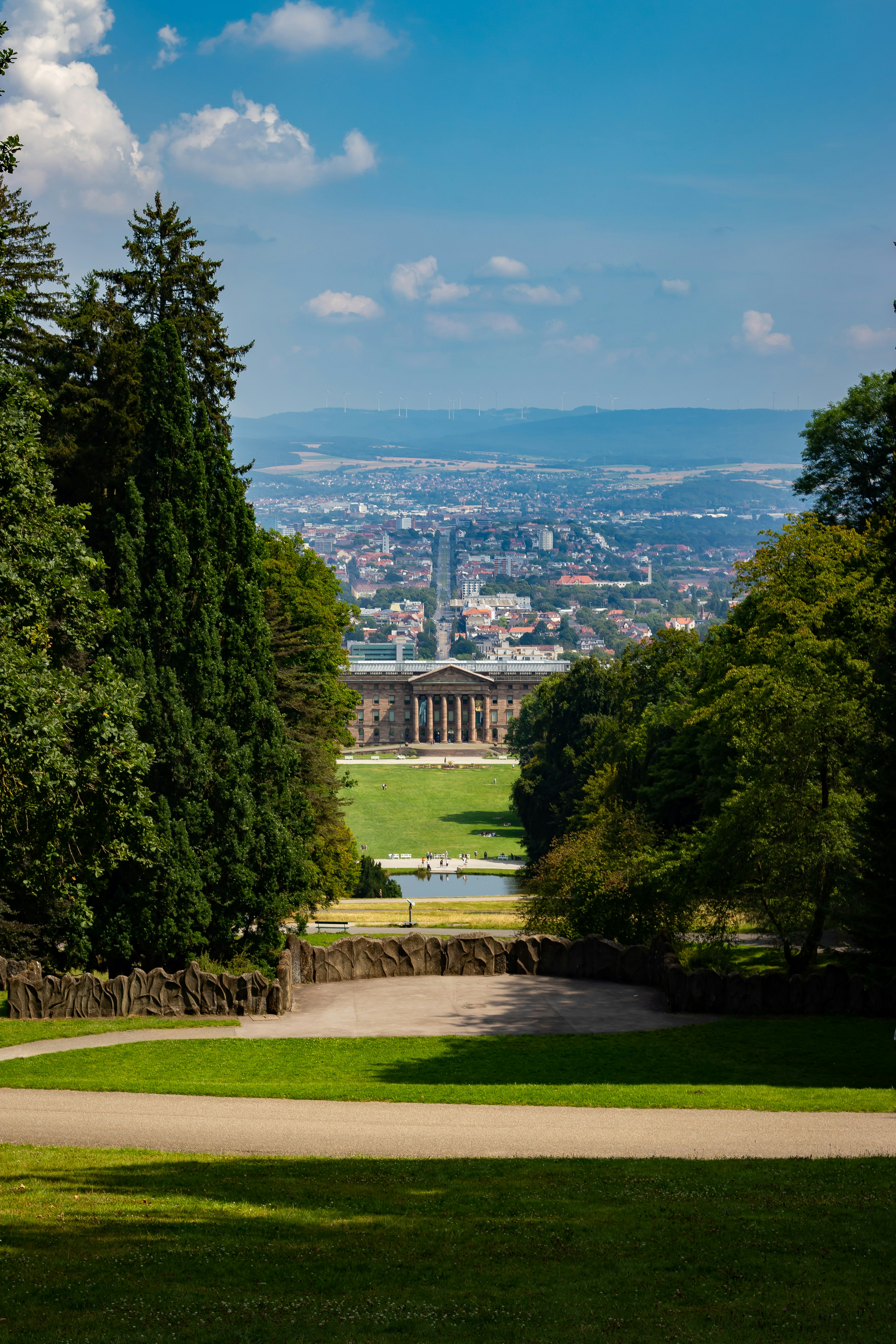 Blick auf eine Stadt aus einem Park