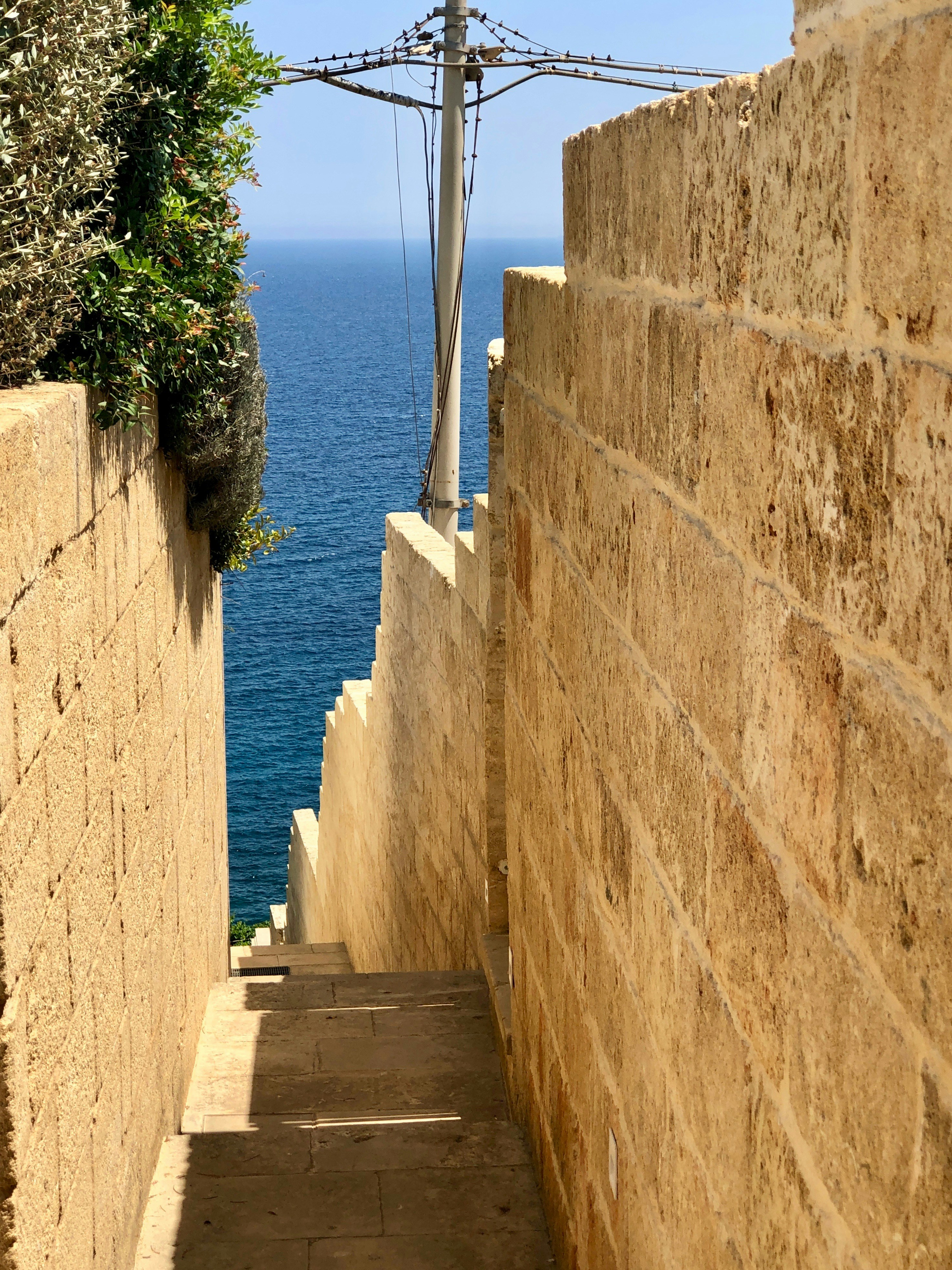 A narrow alley with a view of the ocean