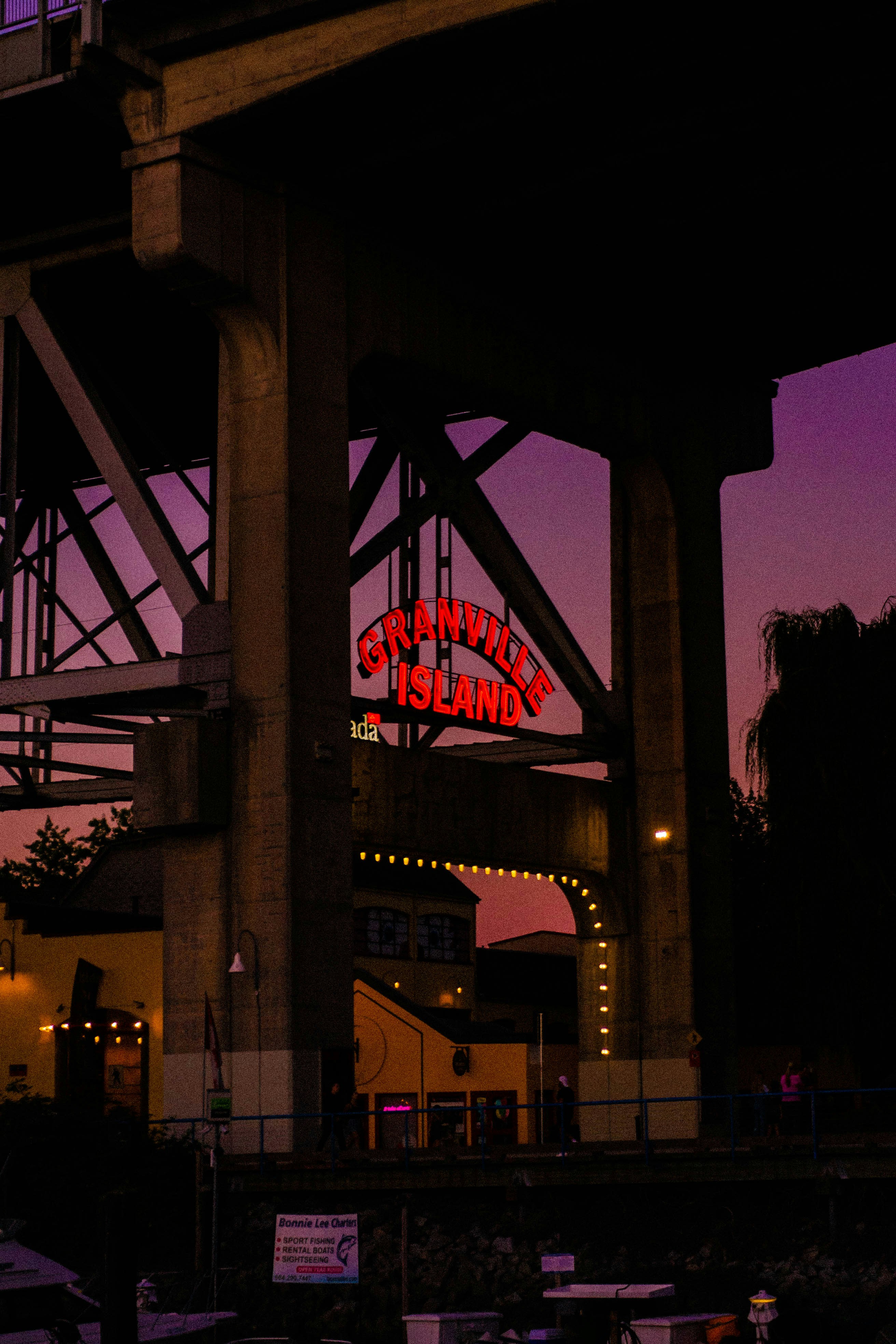 Un puente que tiene un letrero de neón