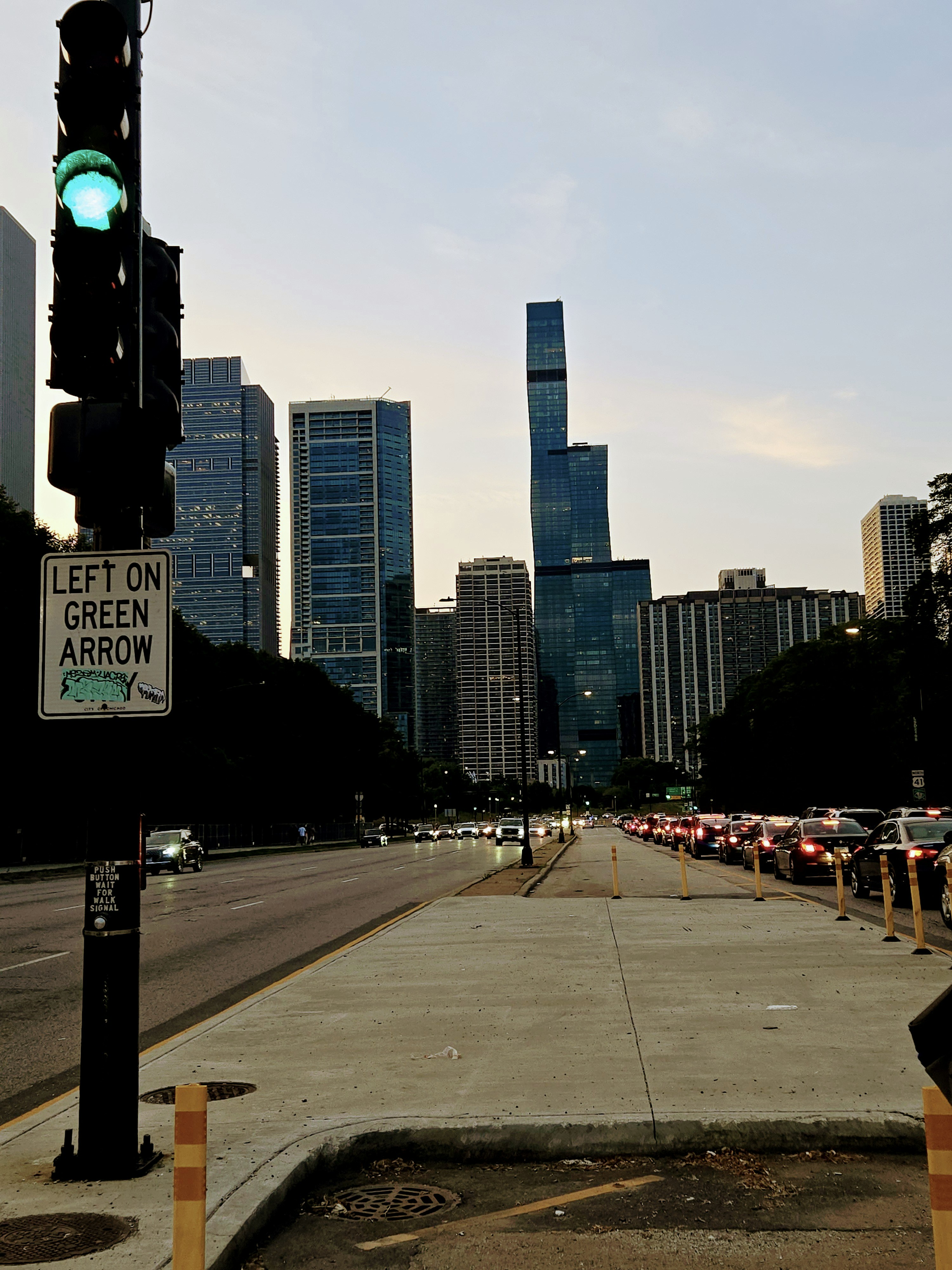 Eine Ampel am Straßenrand