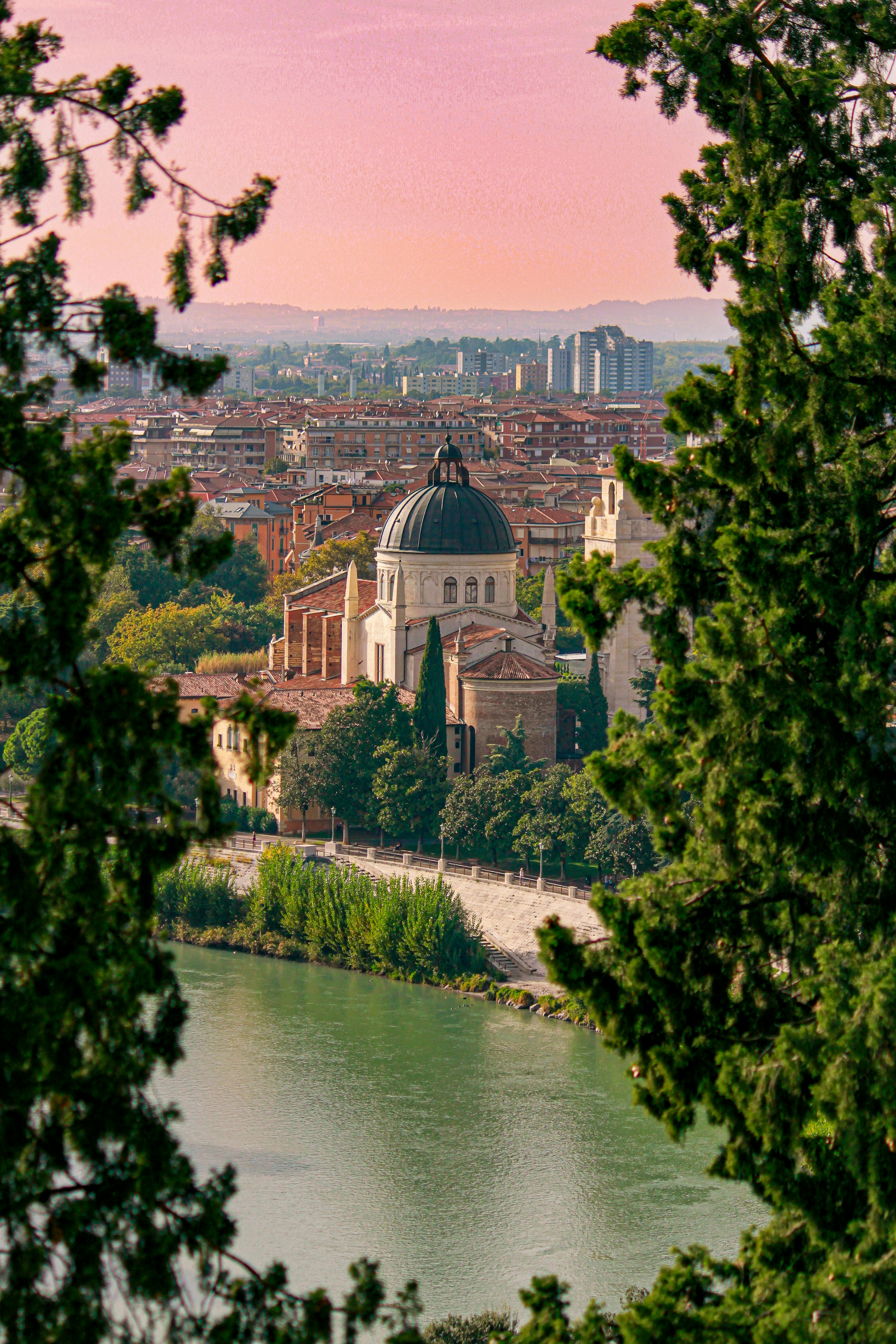 Vue d’une ville depuis une colline au-dessus d’une rivière