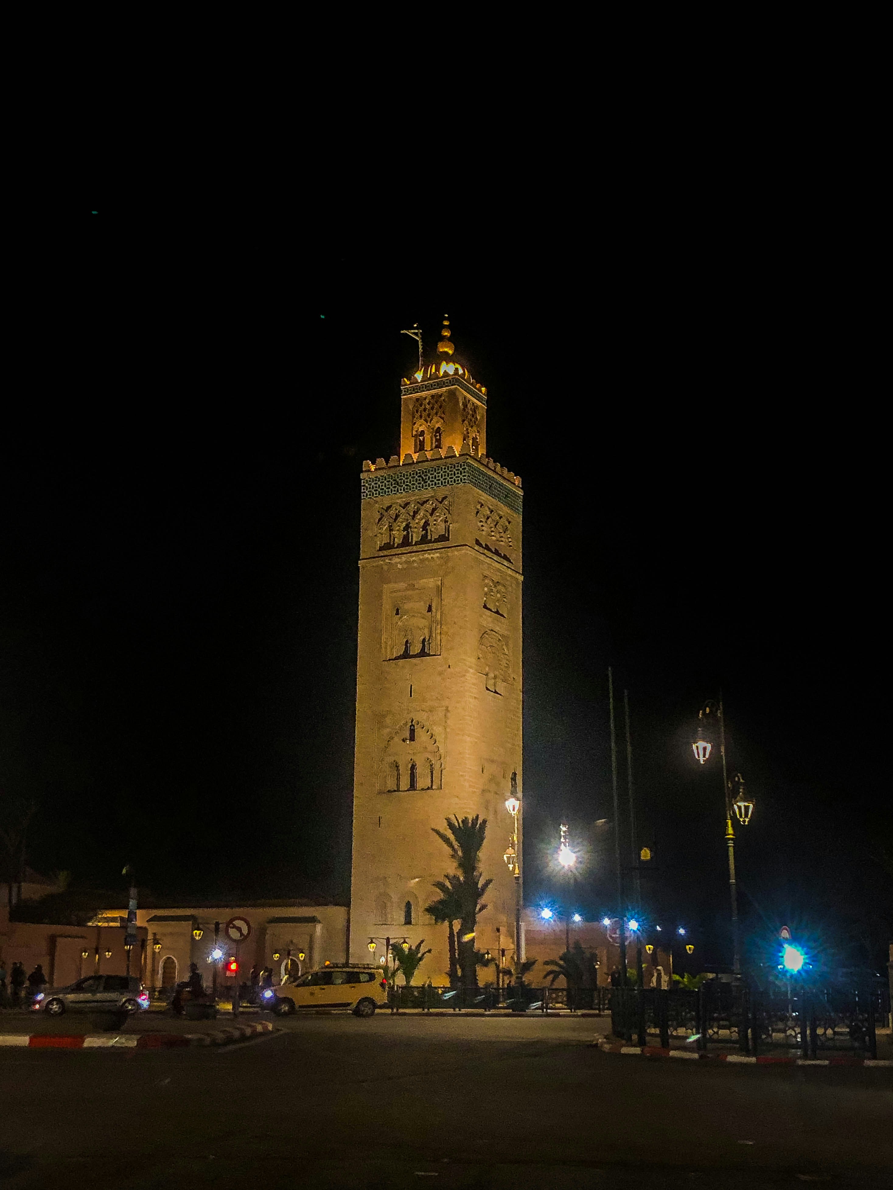 Calles de Marrakech iluminadas por la noche