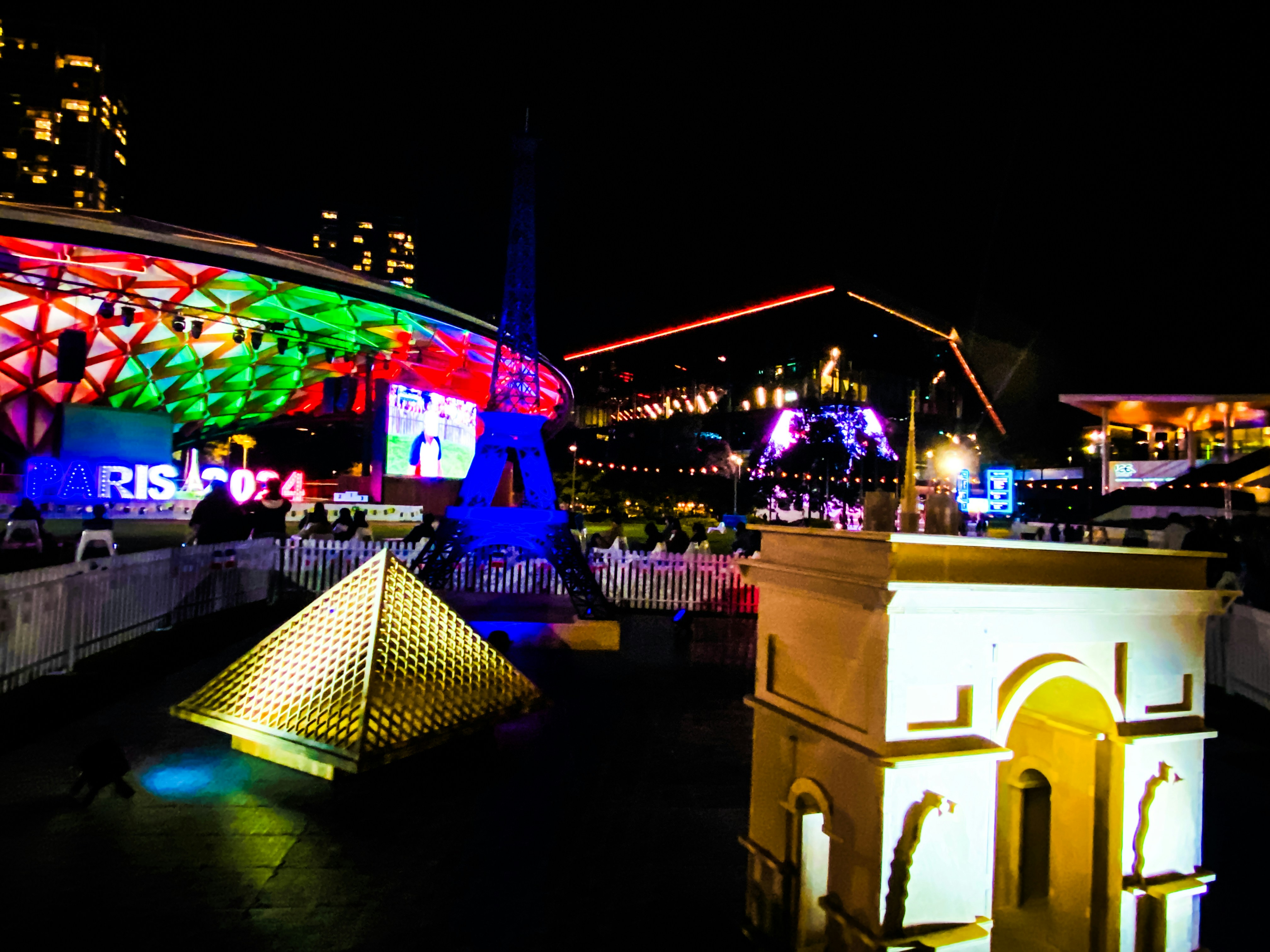 A night view of a building with a lit up roof, International Student Navigator Australia: Discover the vibrant city of Sydney through stunning visuals on Unsplash! 📸✨ From the iconic Sydney Opera House 🏛️ to the serene Bondi Beach 🏖️, explore breathtaking imagery capturing the essence of this multicultural metropolis 🌏. Perfect for international students seeking a glimpse into their future home, these photos offer a sneak peek into the diverse and dynamic lifestyle Sydney has to offer.