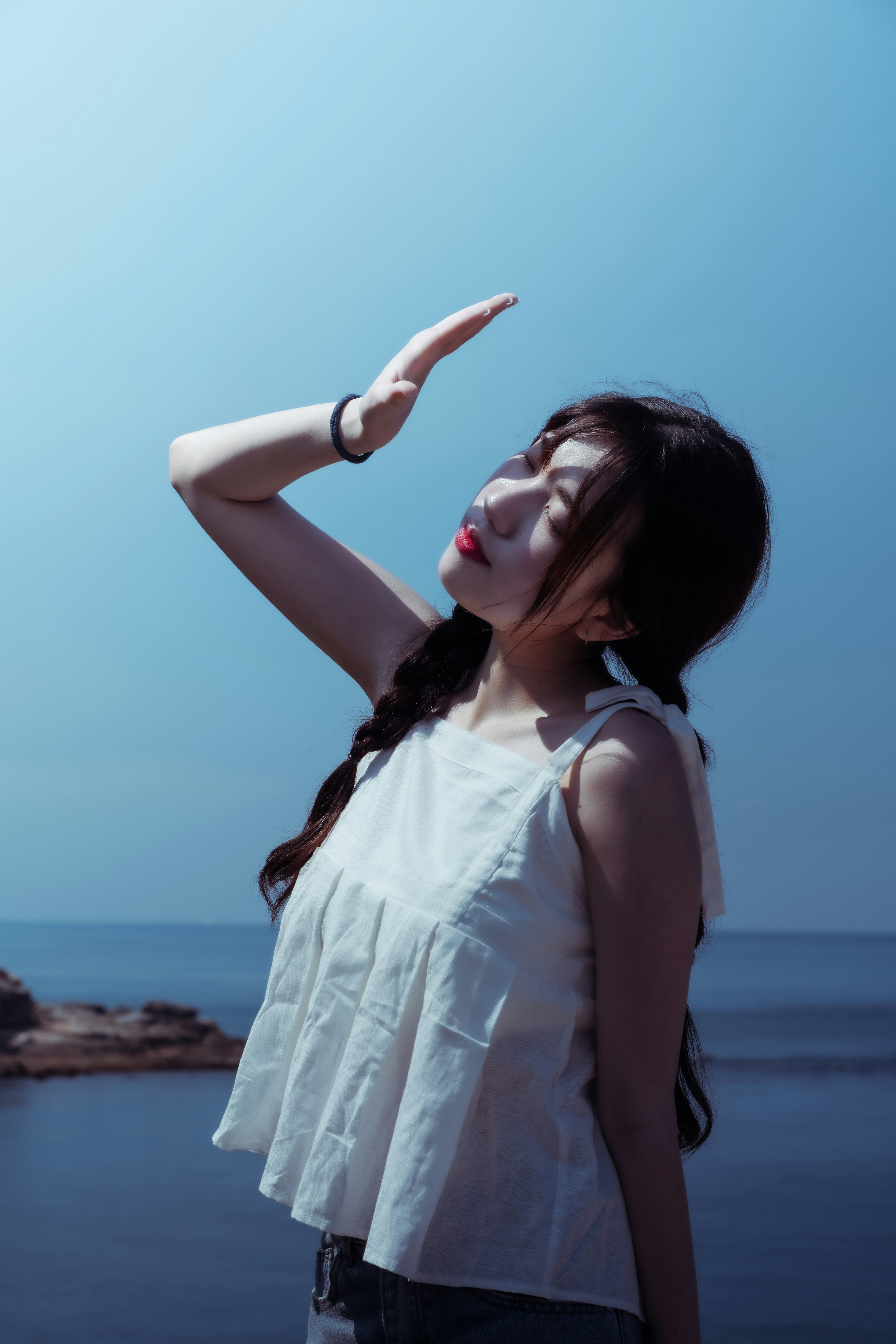 물줄기 옆에 서 있는 여성