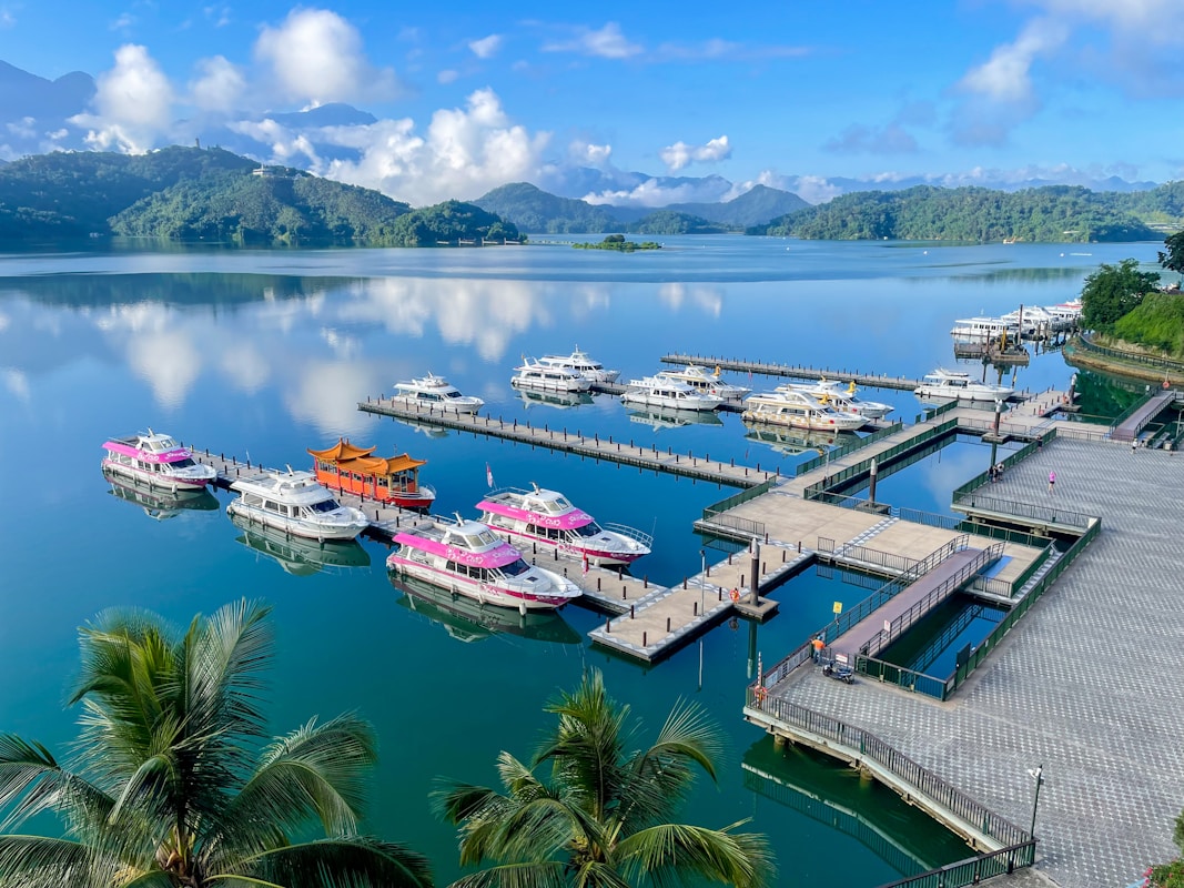 日月潭環潭公路山湖交界美景