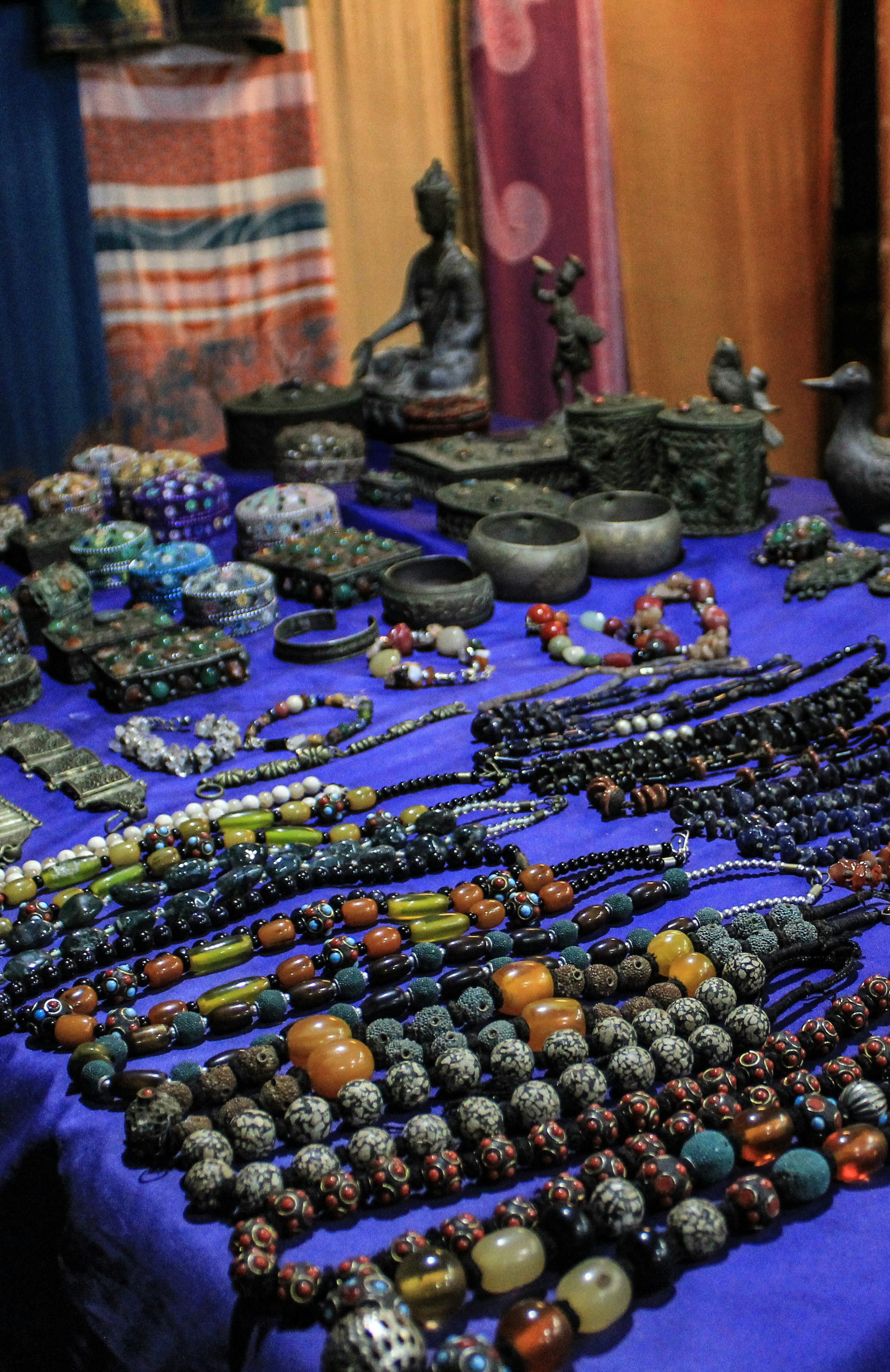 A table topped with lots of different types of jewelry