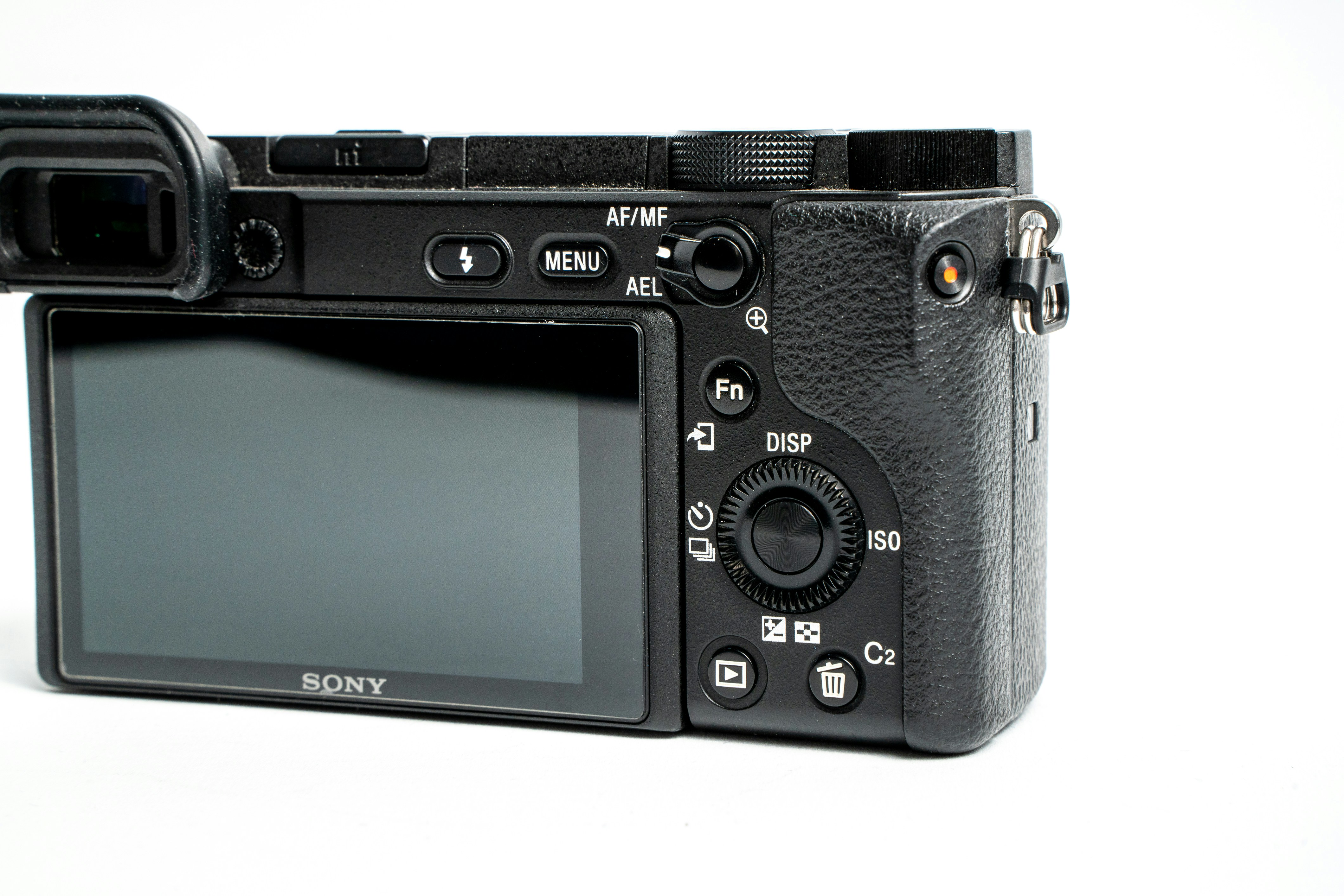 Un appareil photo noir avec un fond blanc