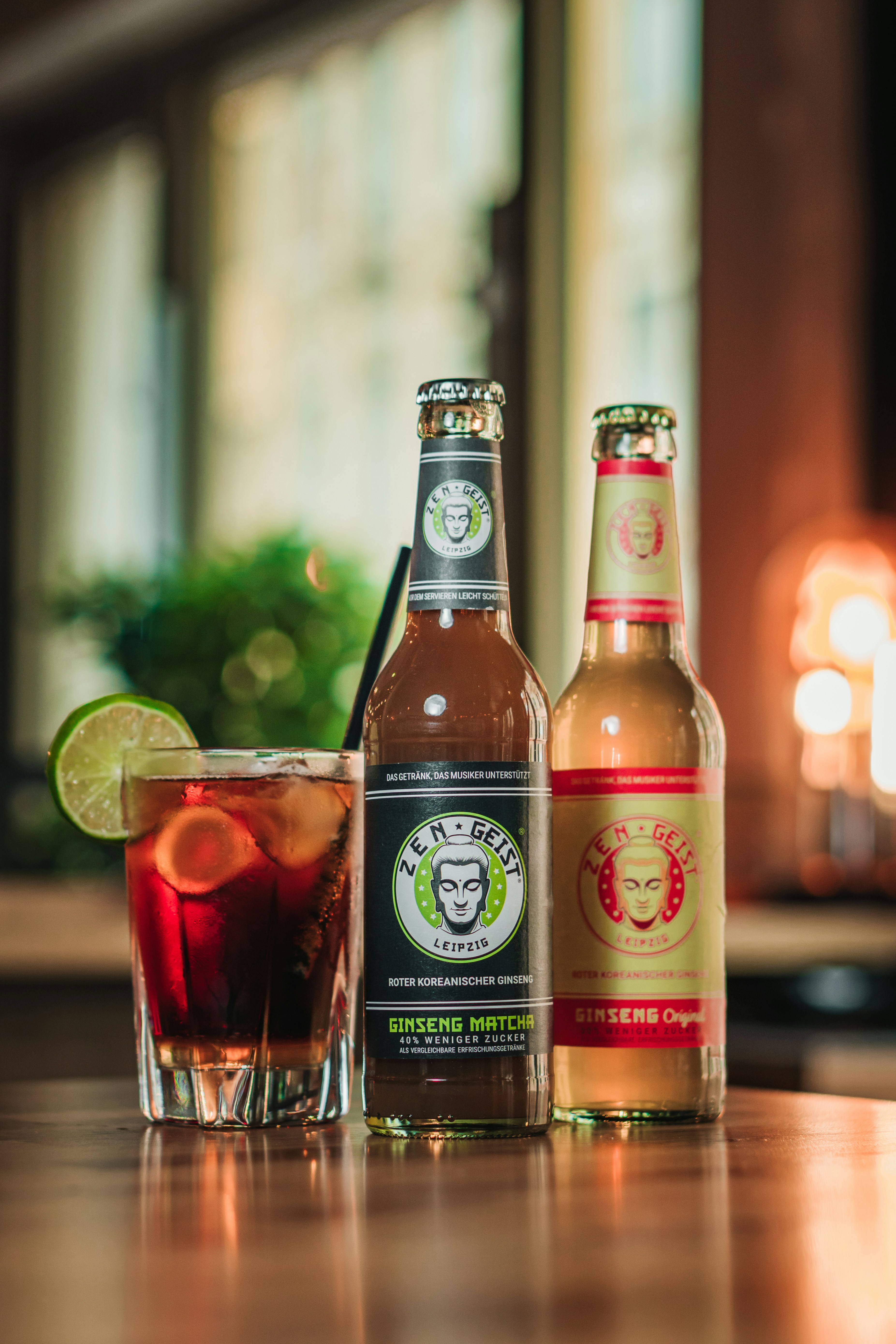 Tres botellas de cerveza encima de una mesa de madera