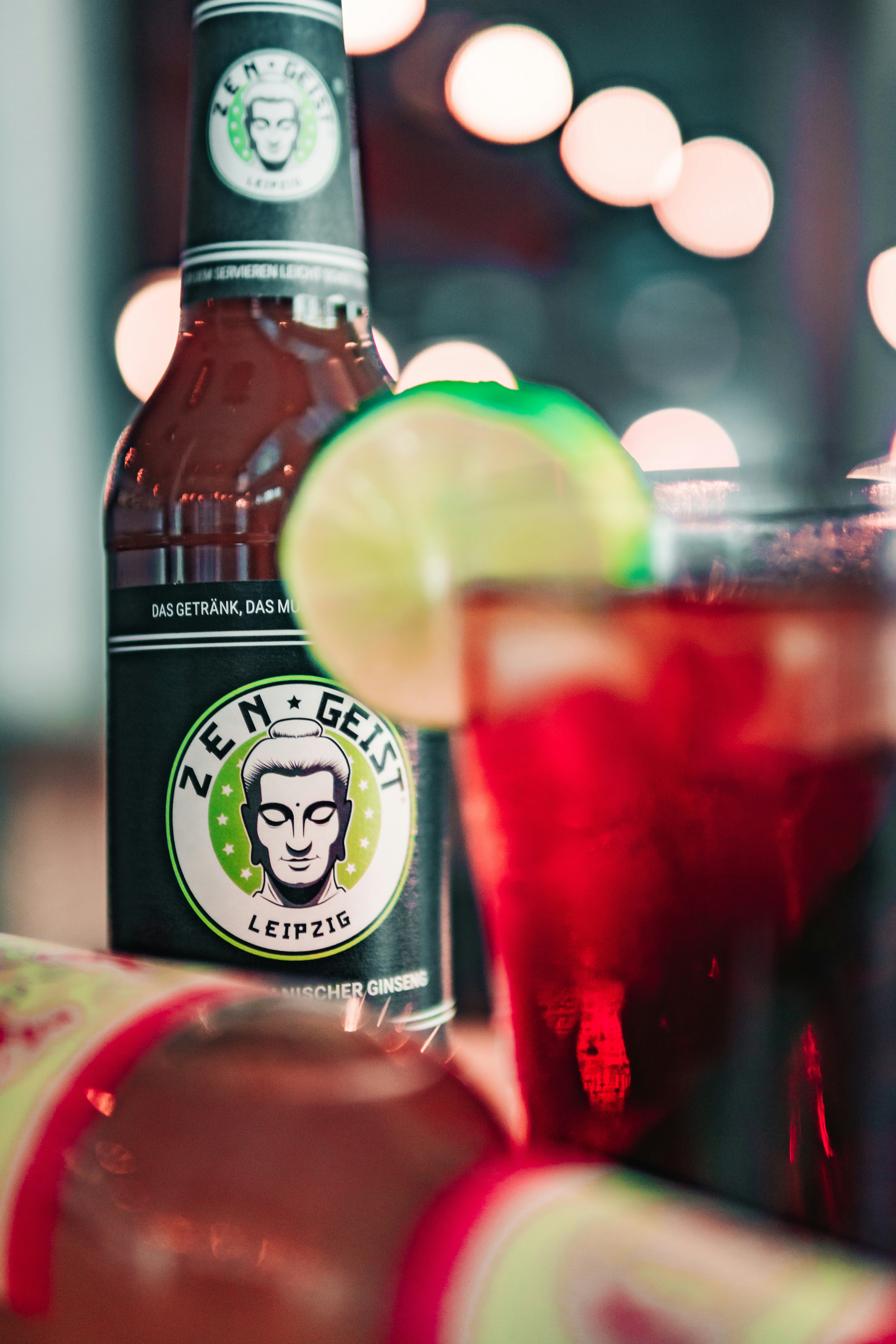 Un primer plano de una botella de cerveza junto a un vaso