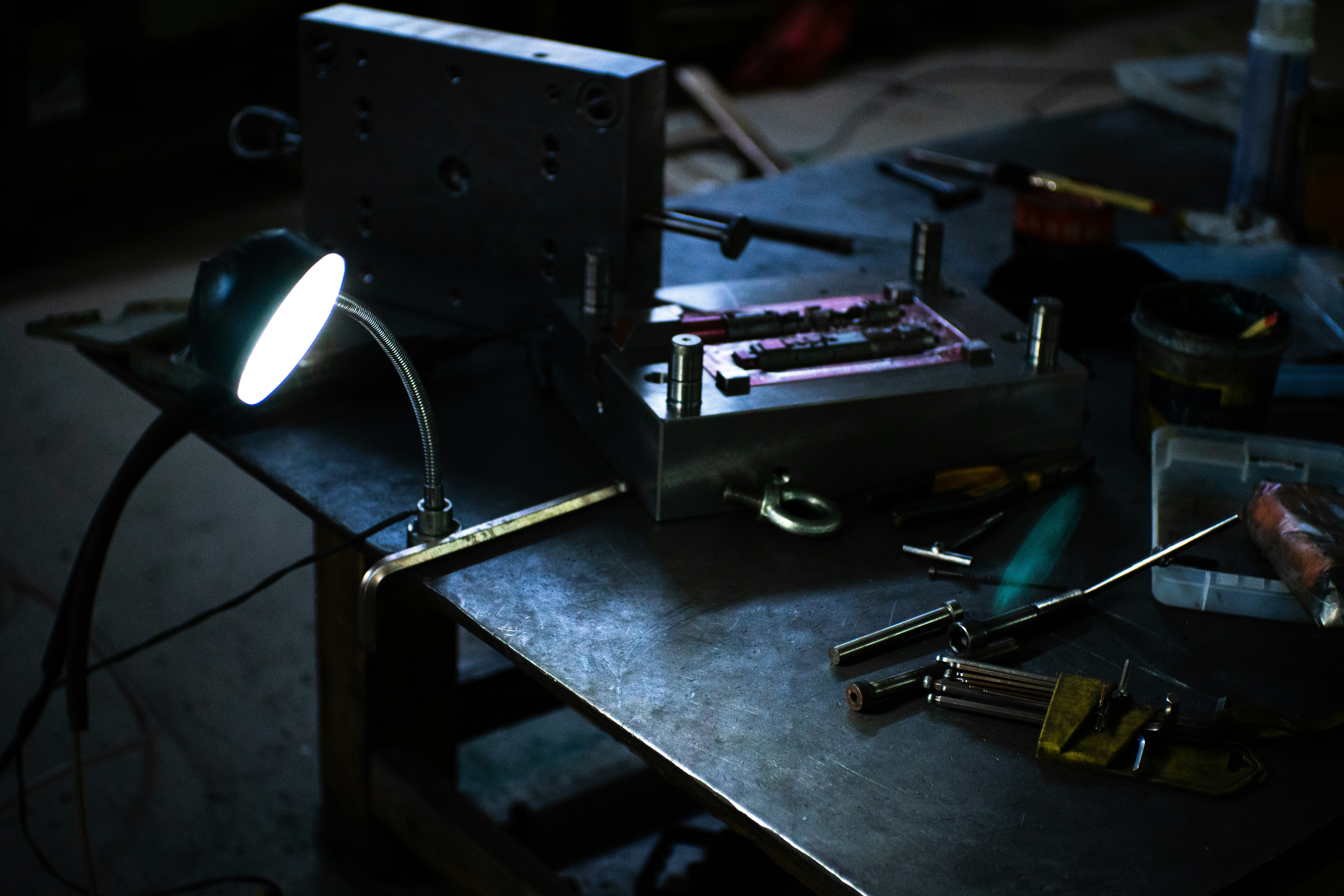 https://images.unsplash.com/photo-1722842993665-83a0cbdf8f14?ixid=M3w2MjYzNjJ8MHwxfHNlYXJjaHw1fHx3b3JrJTIwZW52aXJvbm1lbnRzfGVufDB8MHx8fDE3NTI4NjUyMzF8MA&ixlib=rb-4.1.0