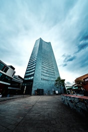 A very tall building sitting in the middle of a city