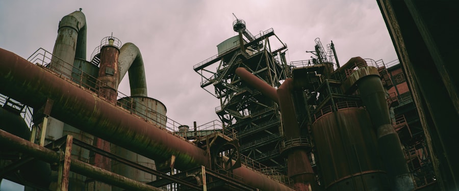 Válvulas y tuberías en planta industrial