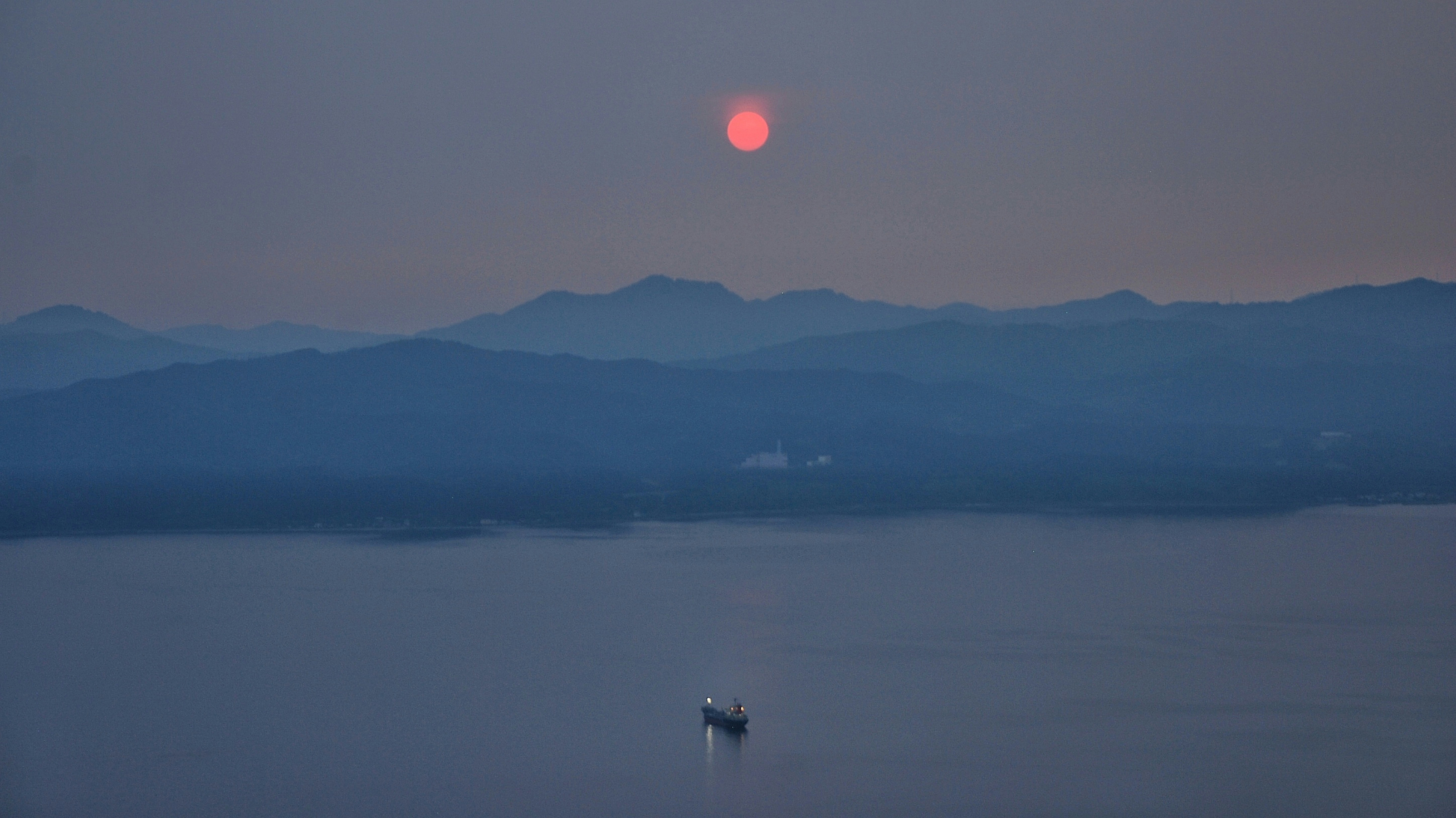 Una vista de un cuerpo de agua con montañas al fondo