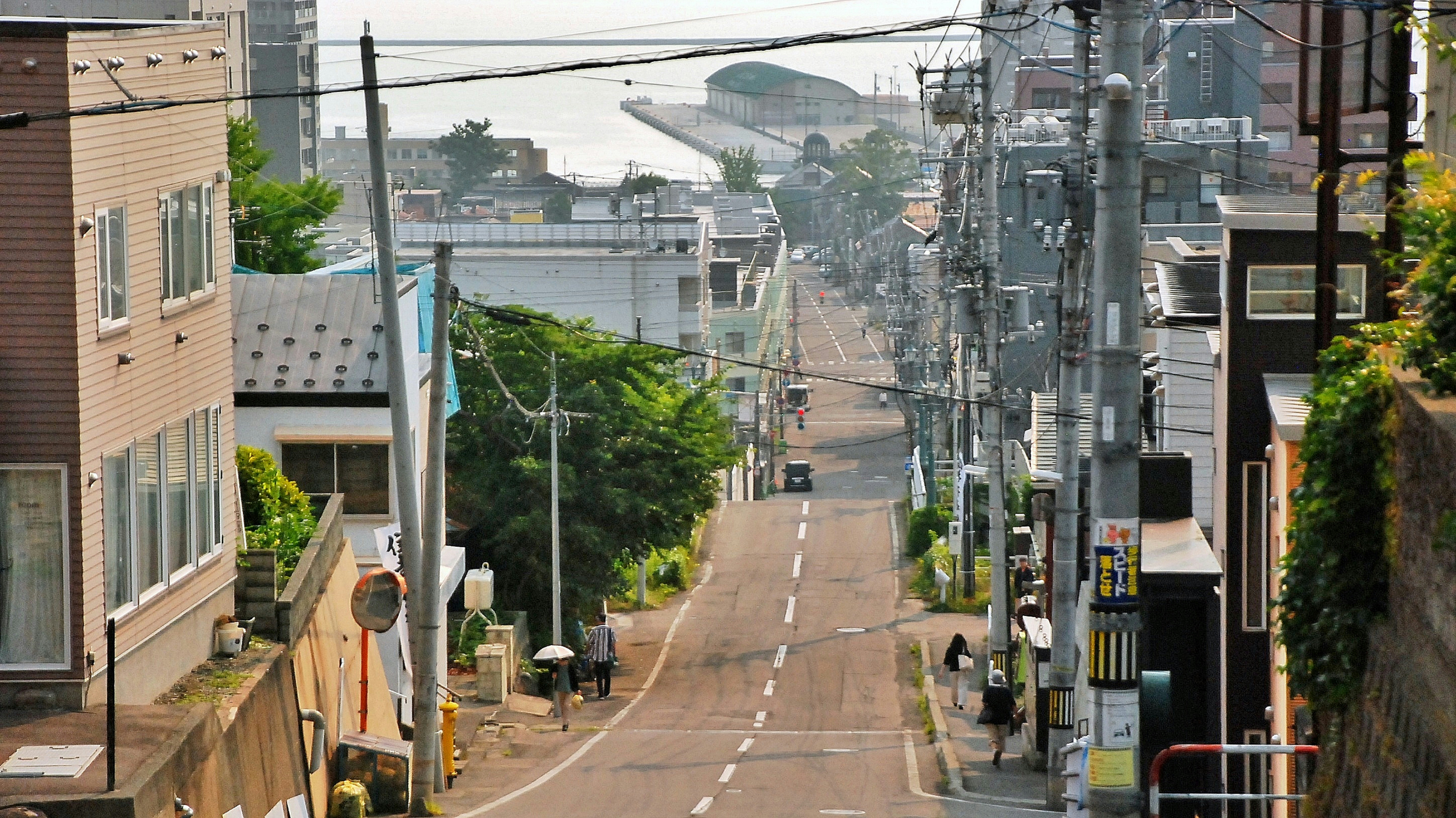 Una calle de la ciudad con edificios a ambos lados de la misma