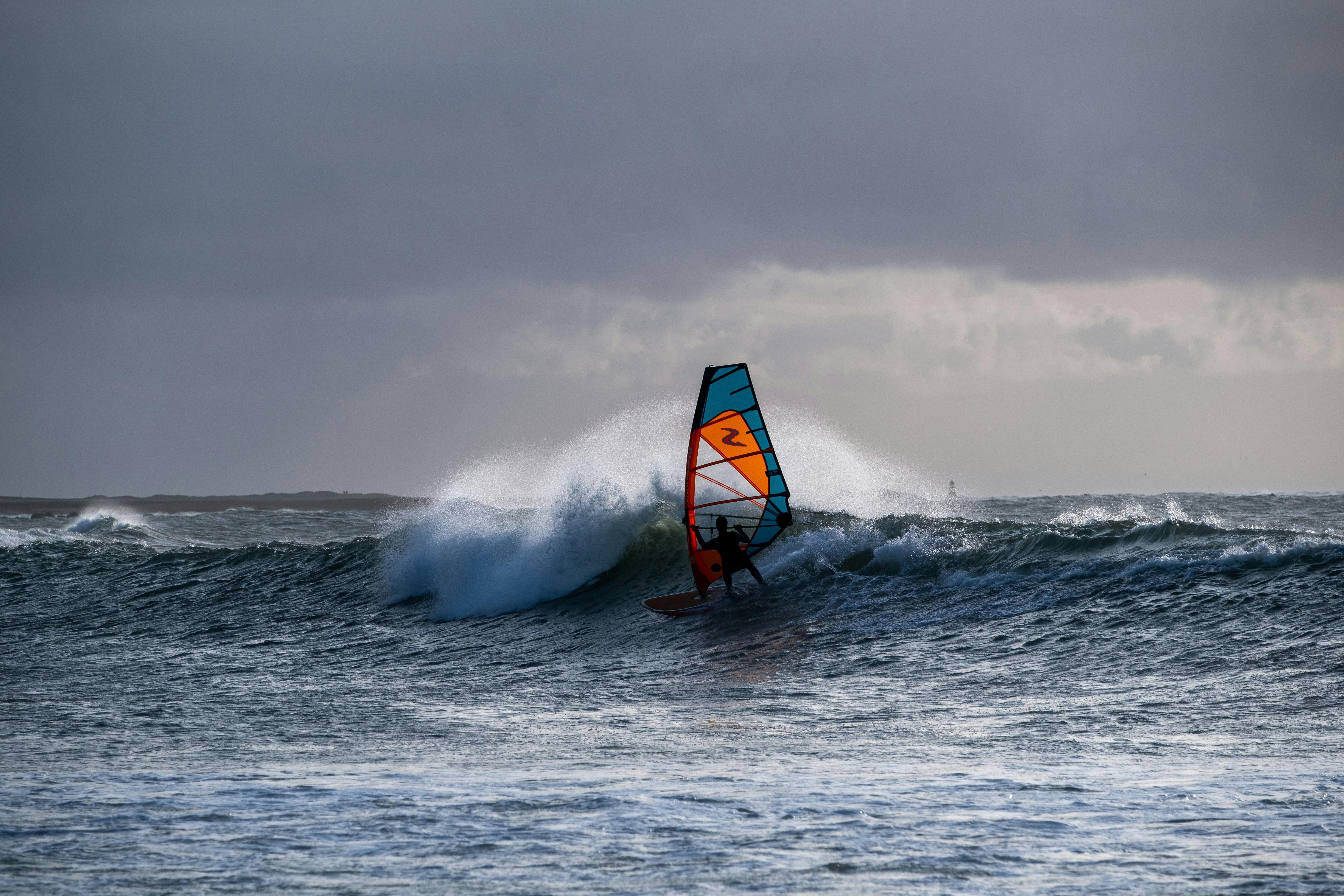 Eine Person, die auf einem Surfbrett auf einer Welle im Ozean reitet