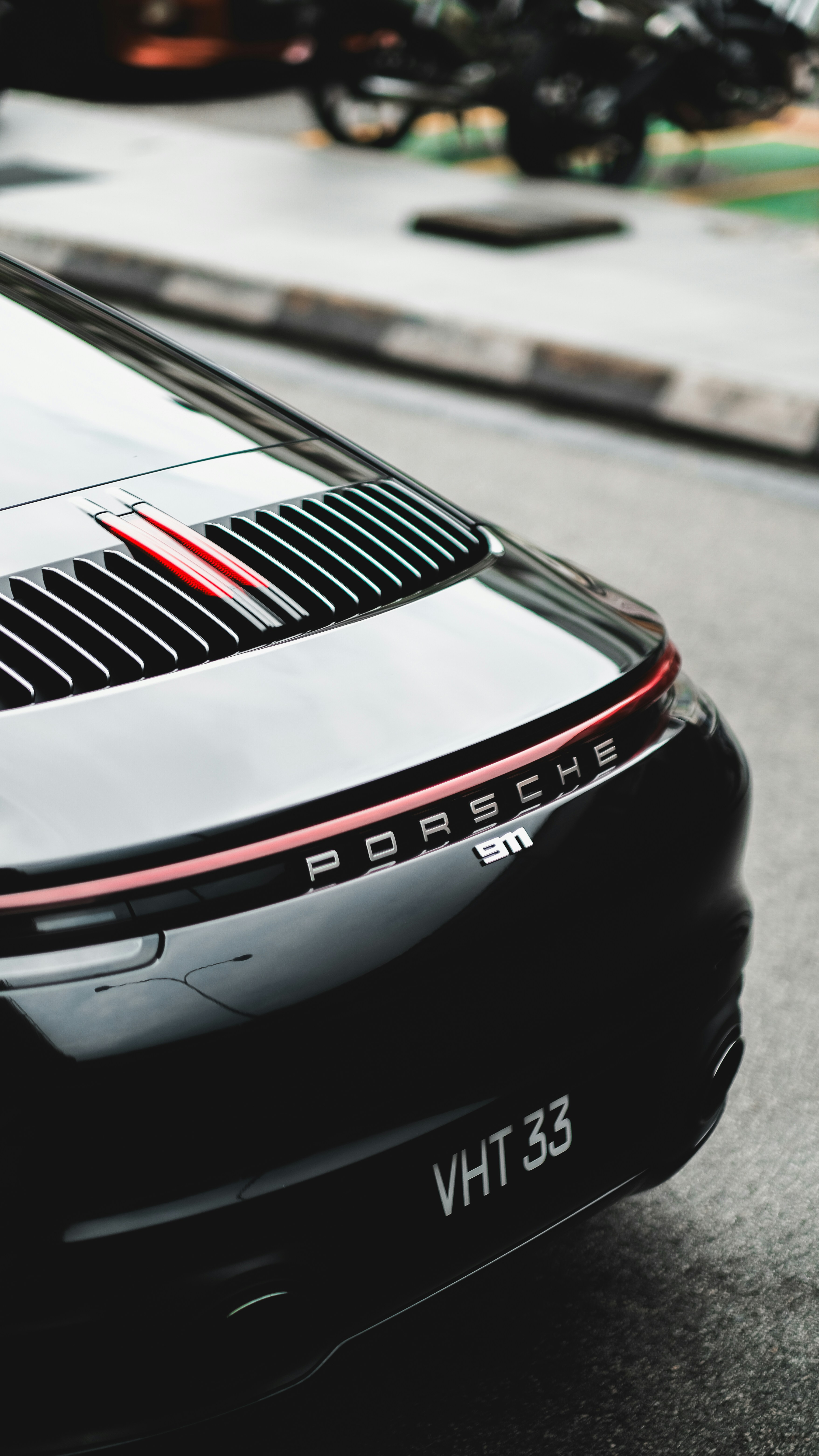 Ein schwarzer Sportwagen parkt am Straßenrand