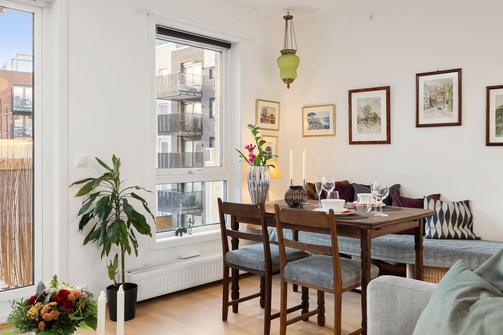 2 pièces Voltaire salon meublé près de la fenêtre