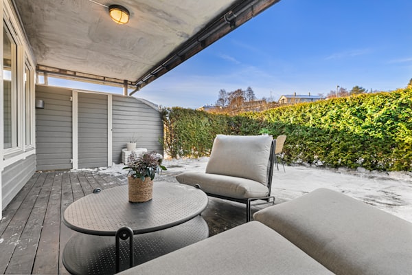 Moderne Lounge-Terrasse mit Holzdielen