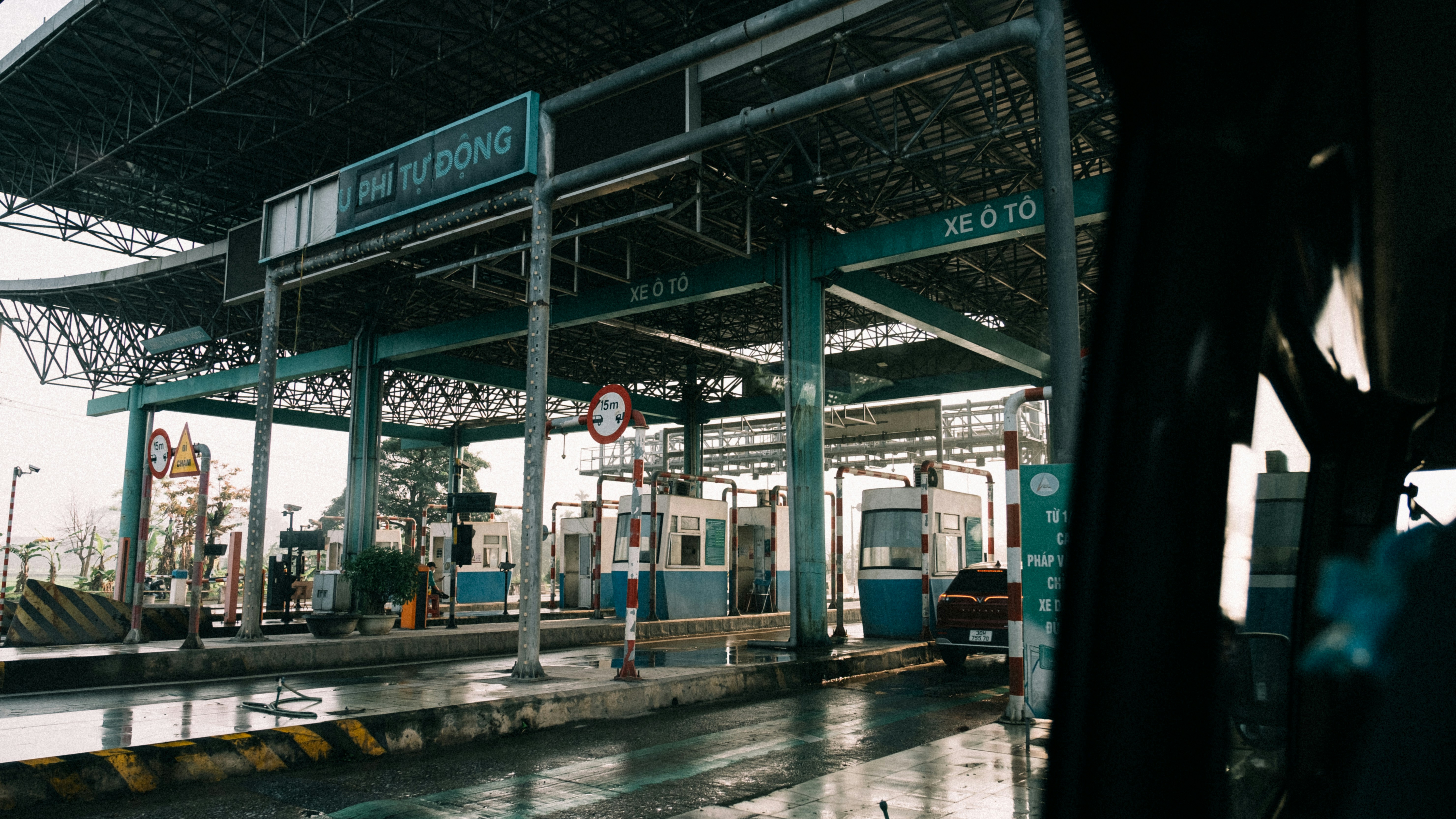 Stasiun kereta api dengan kereta api di rel
