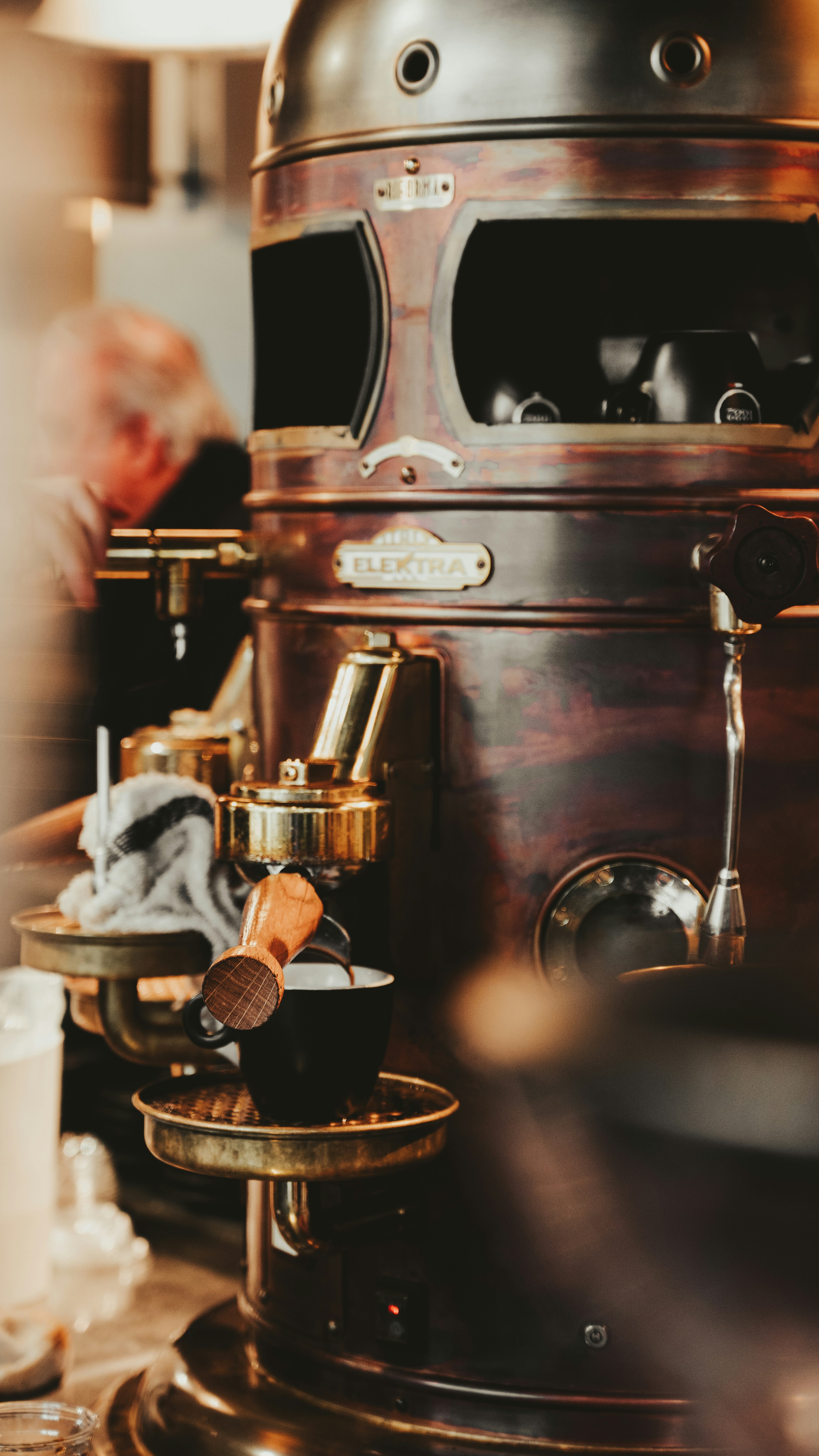 Una cafetera encima de una mesa de madera