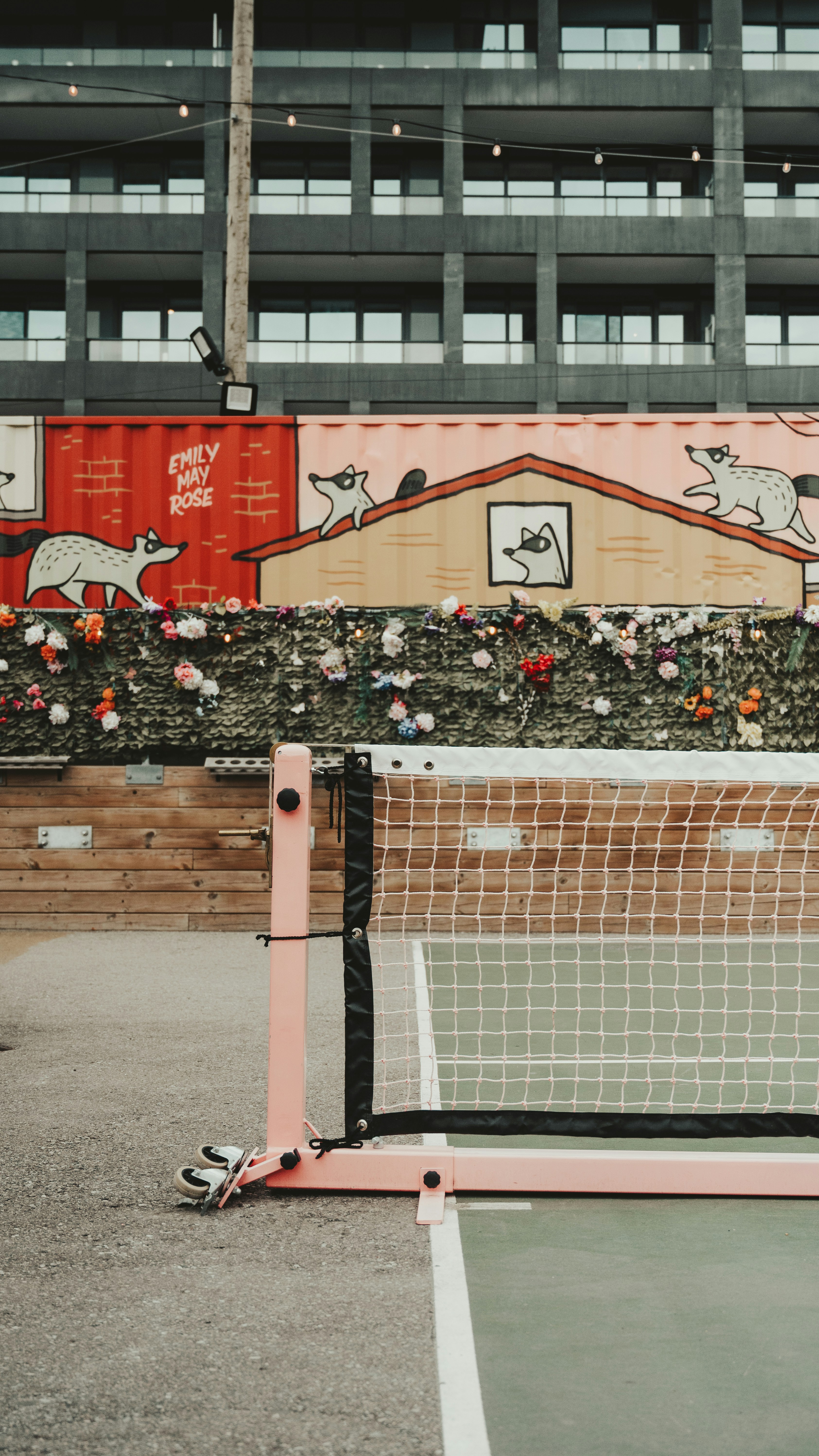 Un hombre de pie en una cancha de tenis sosteniendo una raqueta