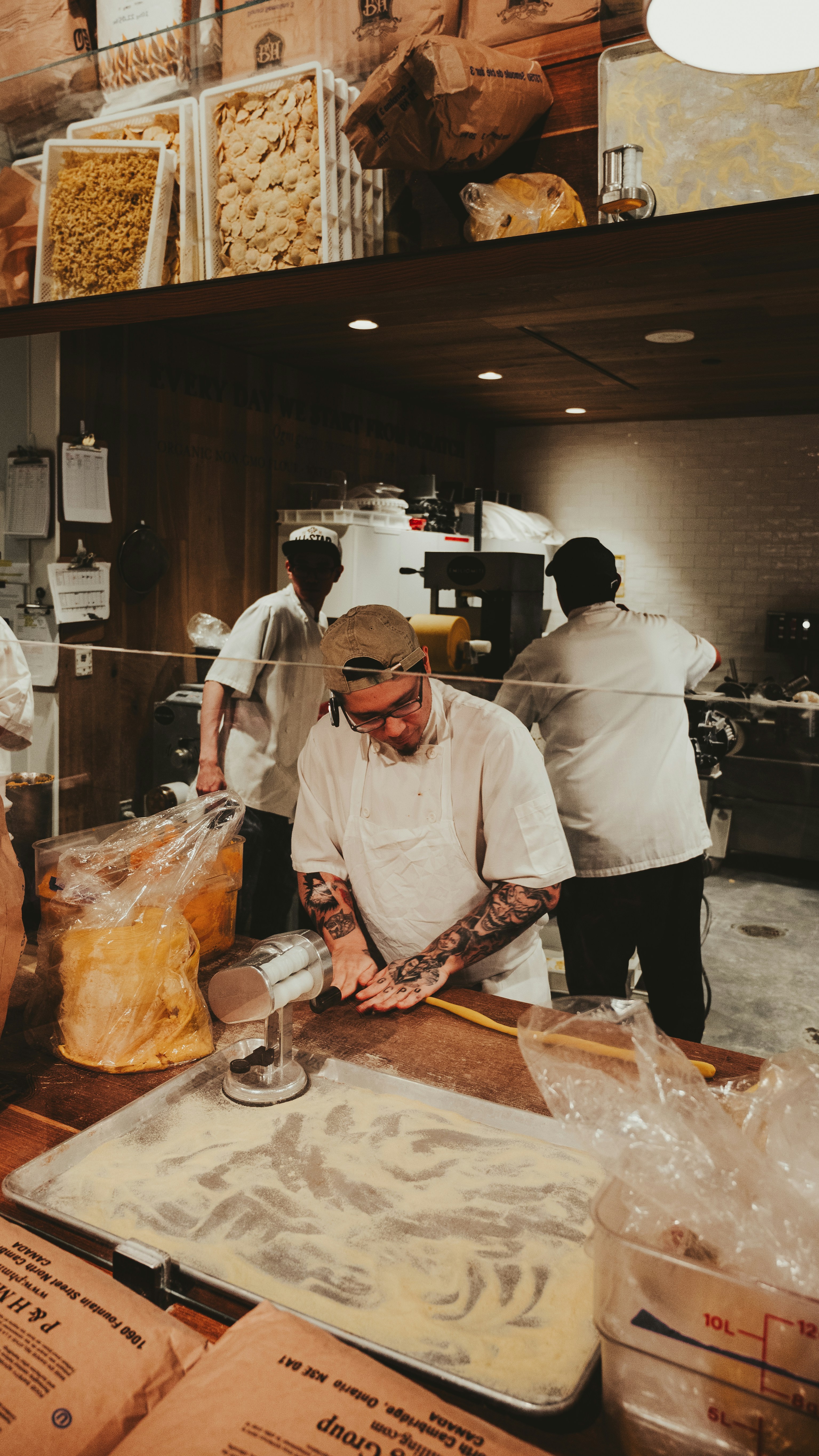 Un grupo de personas en una cocina preparando comida