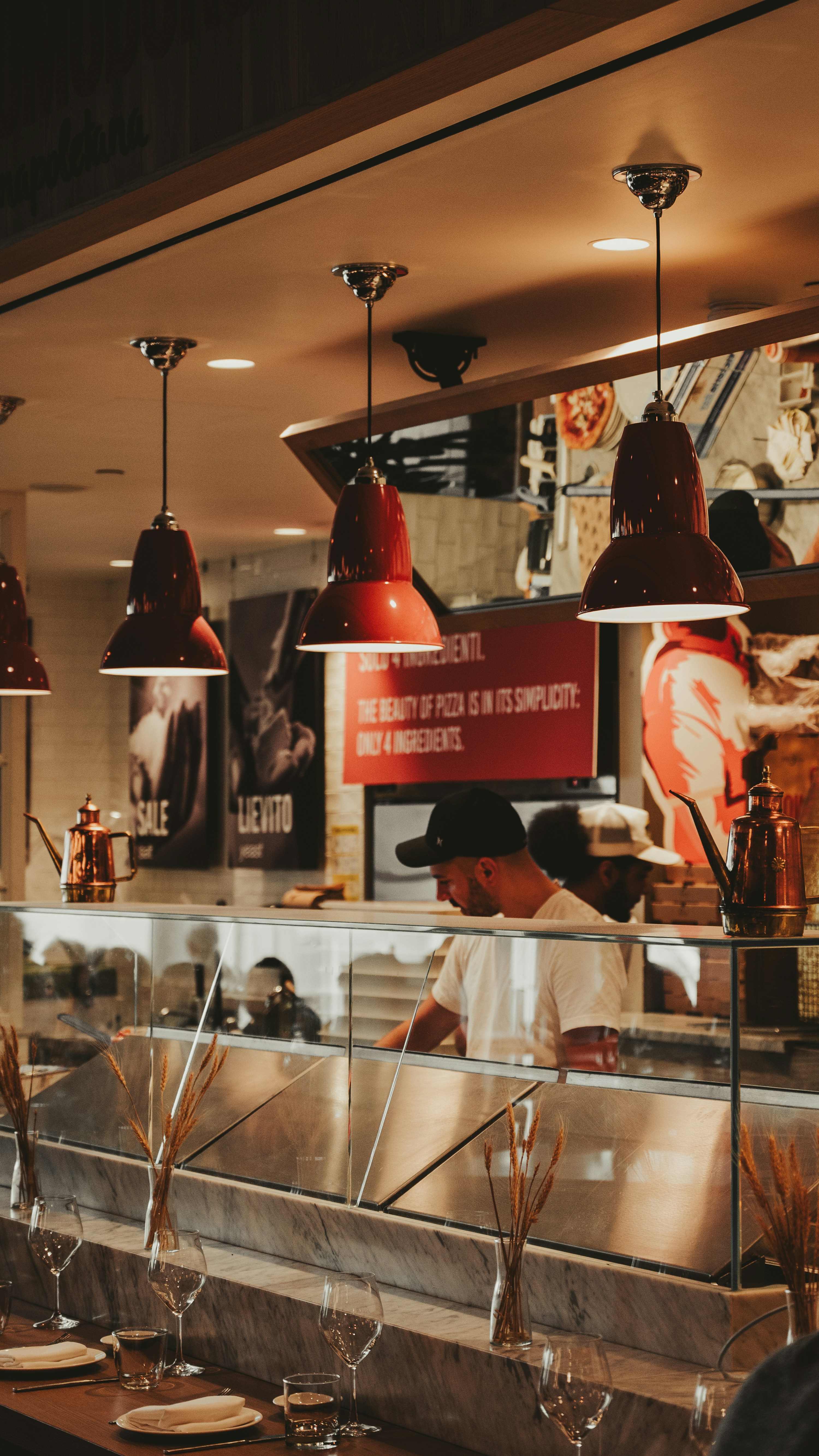 Un restaurante con un montón de luces colgando del techo