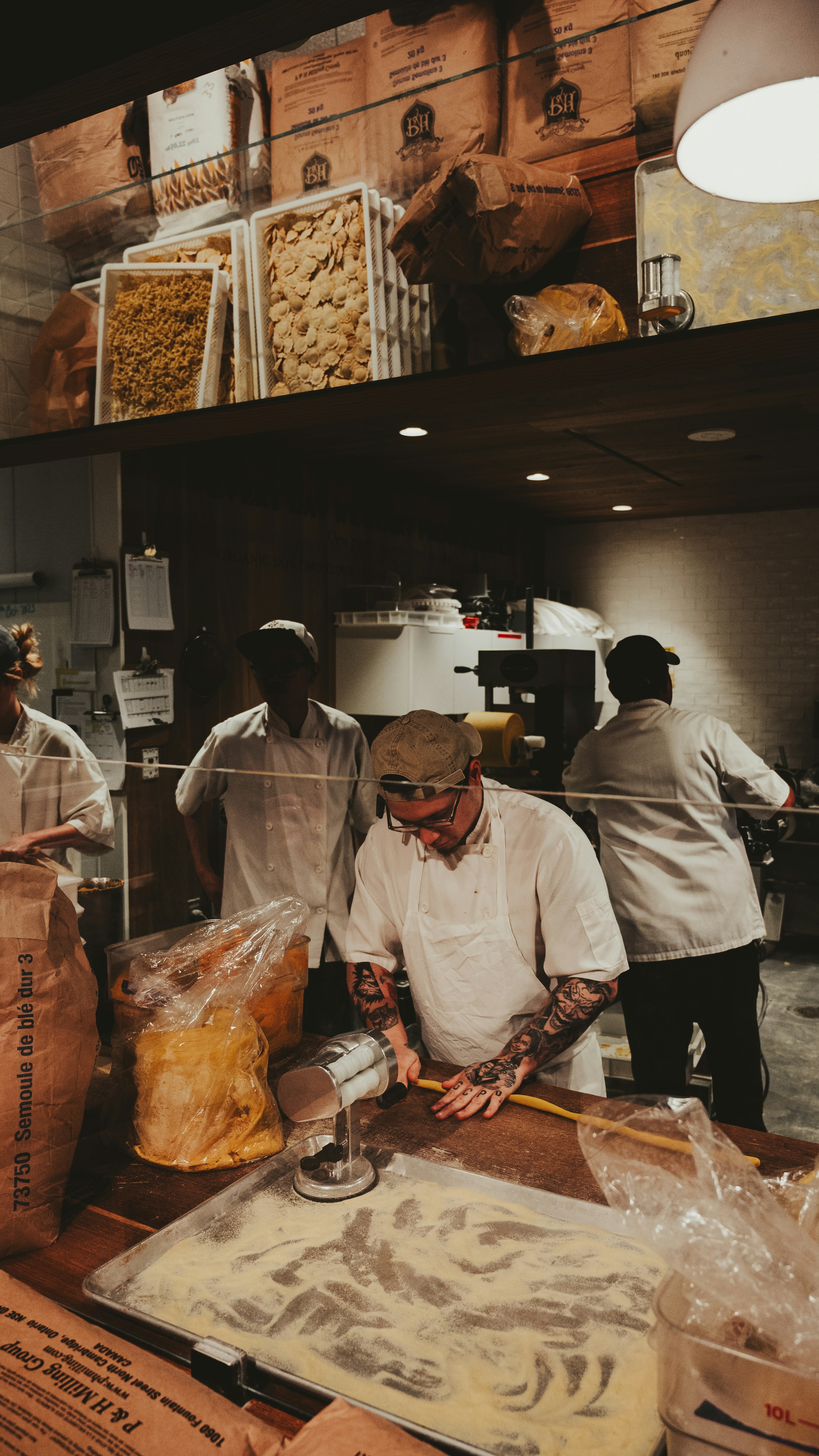 Un grupo de personas en una cocina preparando comida