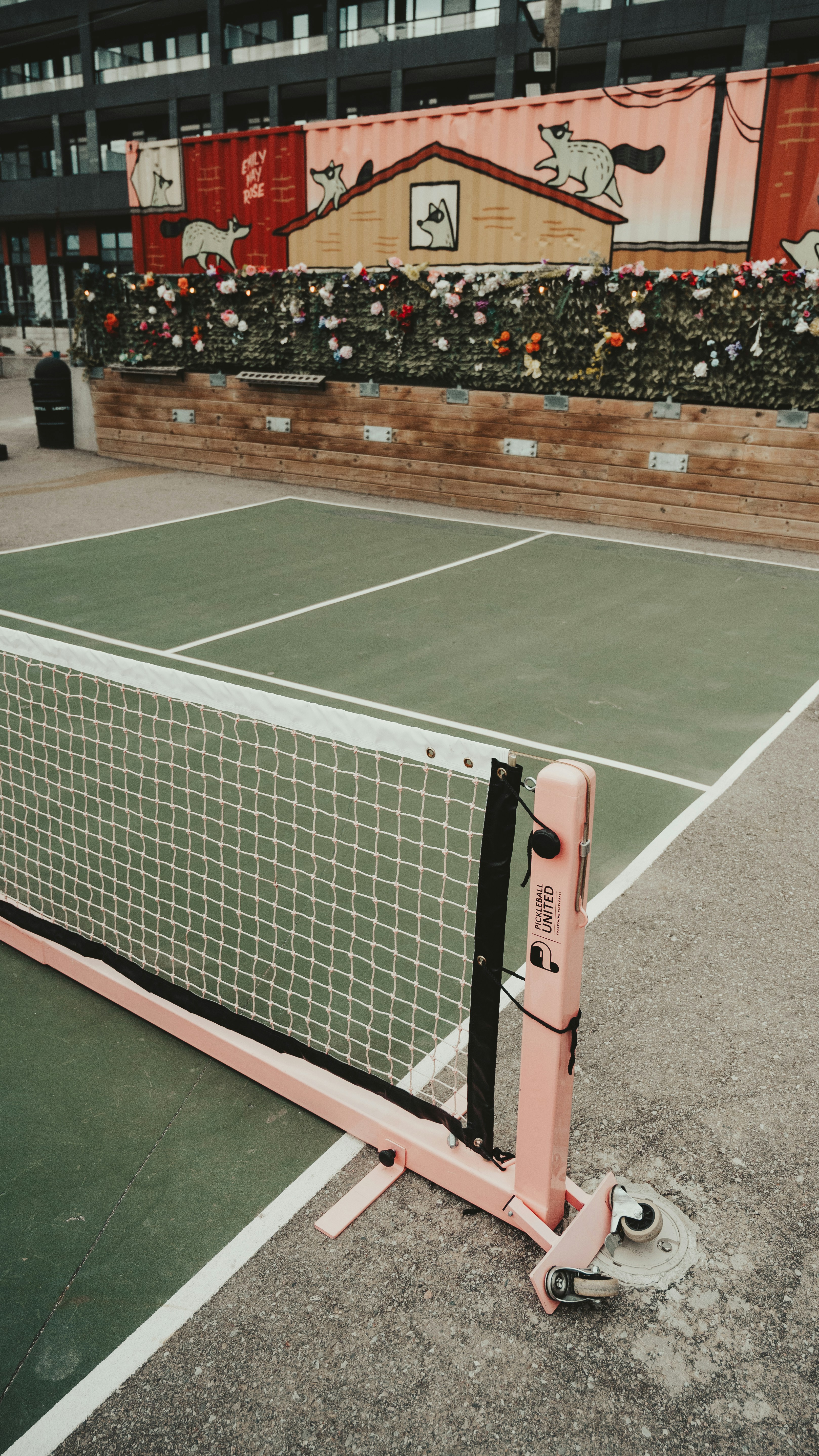 Una cancha de tenis con una red en el suelo