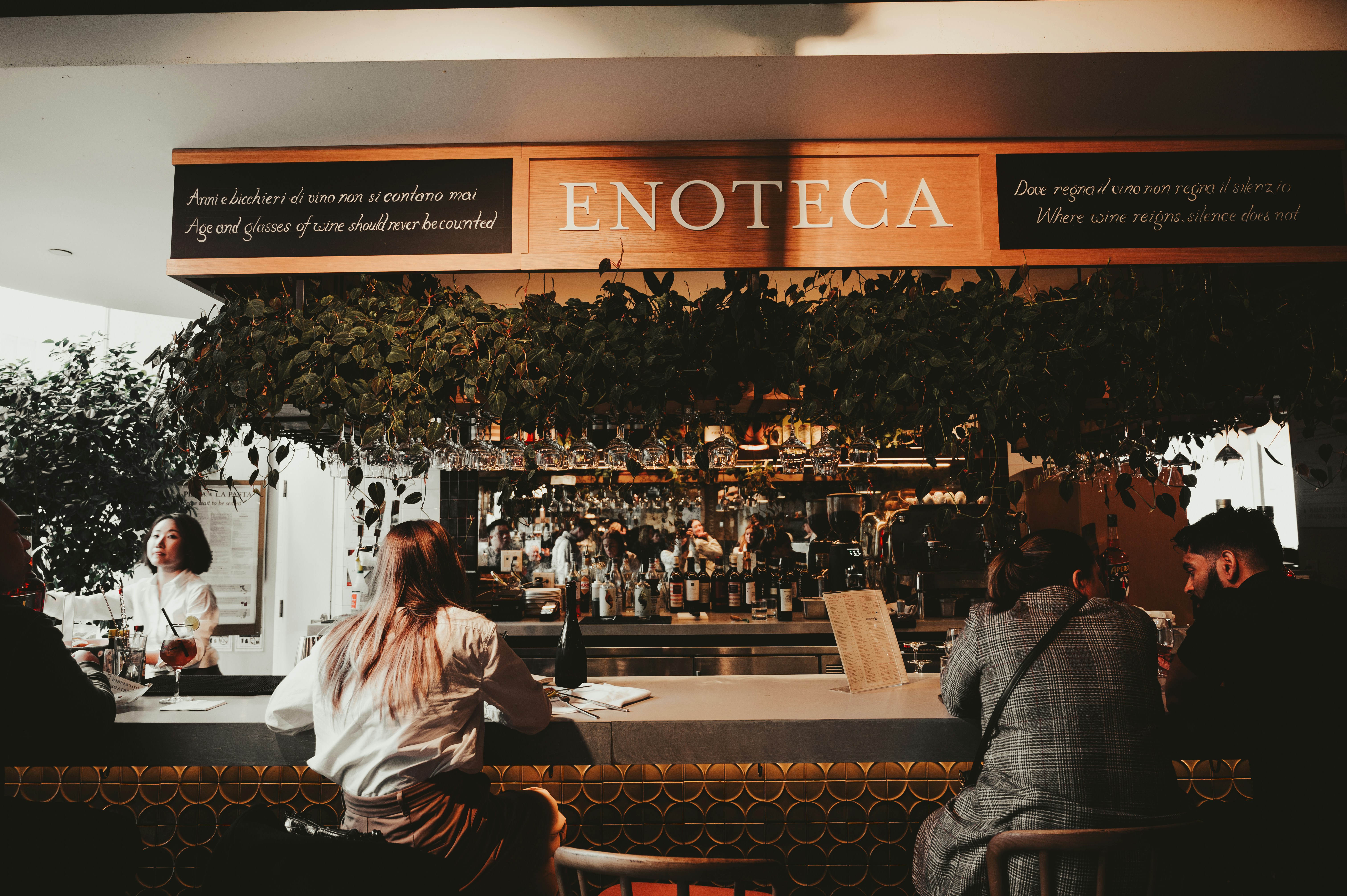 Un grupo de personas sentadas en un bar