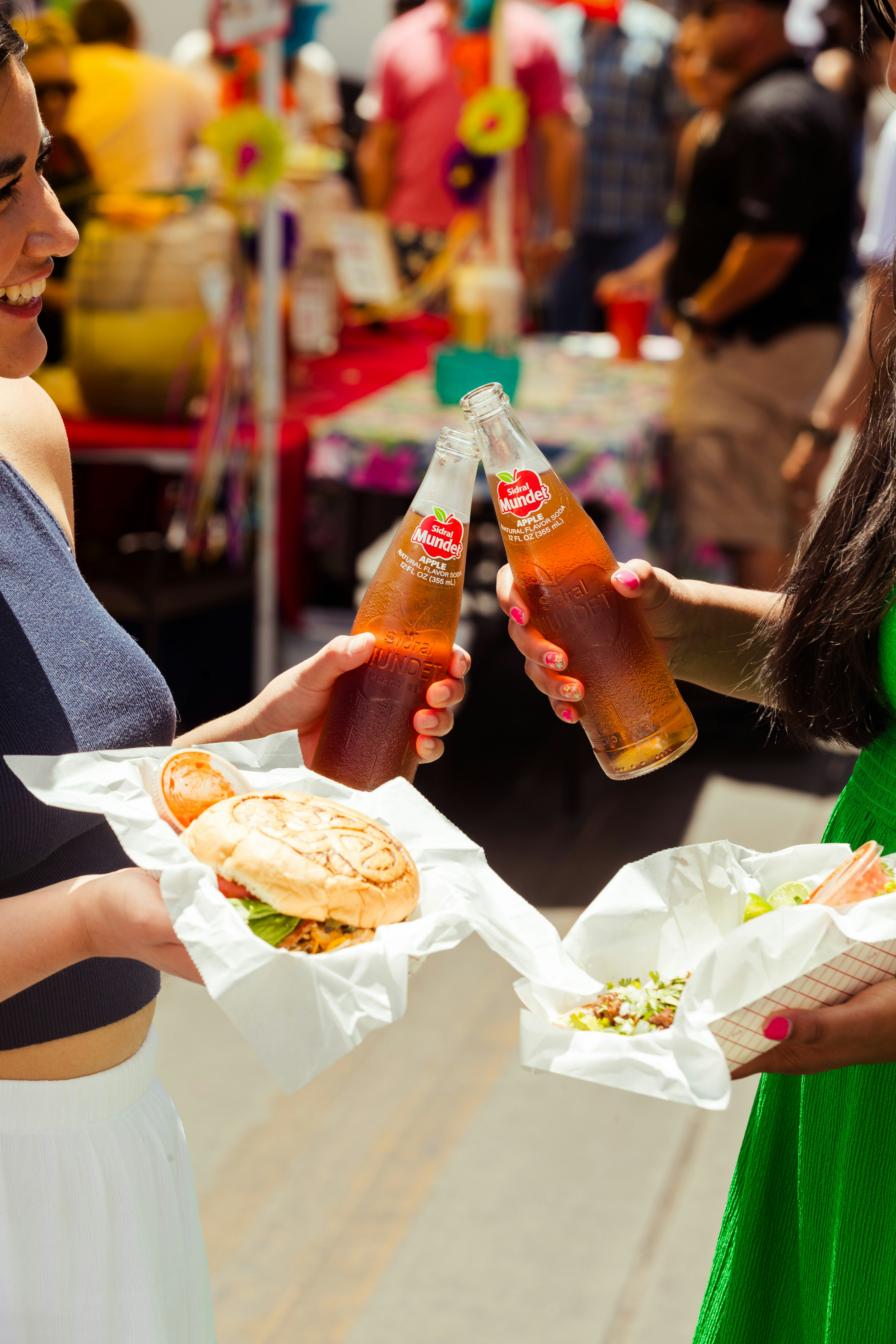 Quelques femmes debout l’une à côté de l’autre