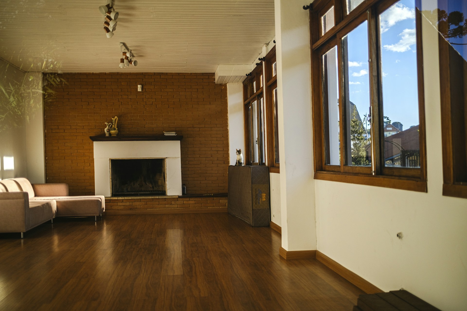 A living room with wood floors and a fire place
