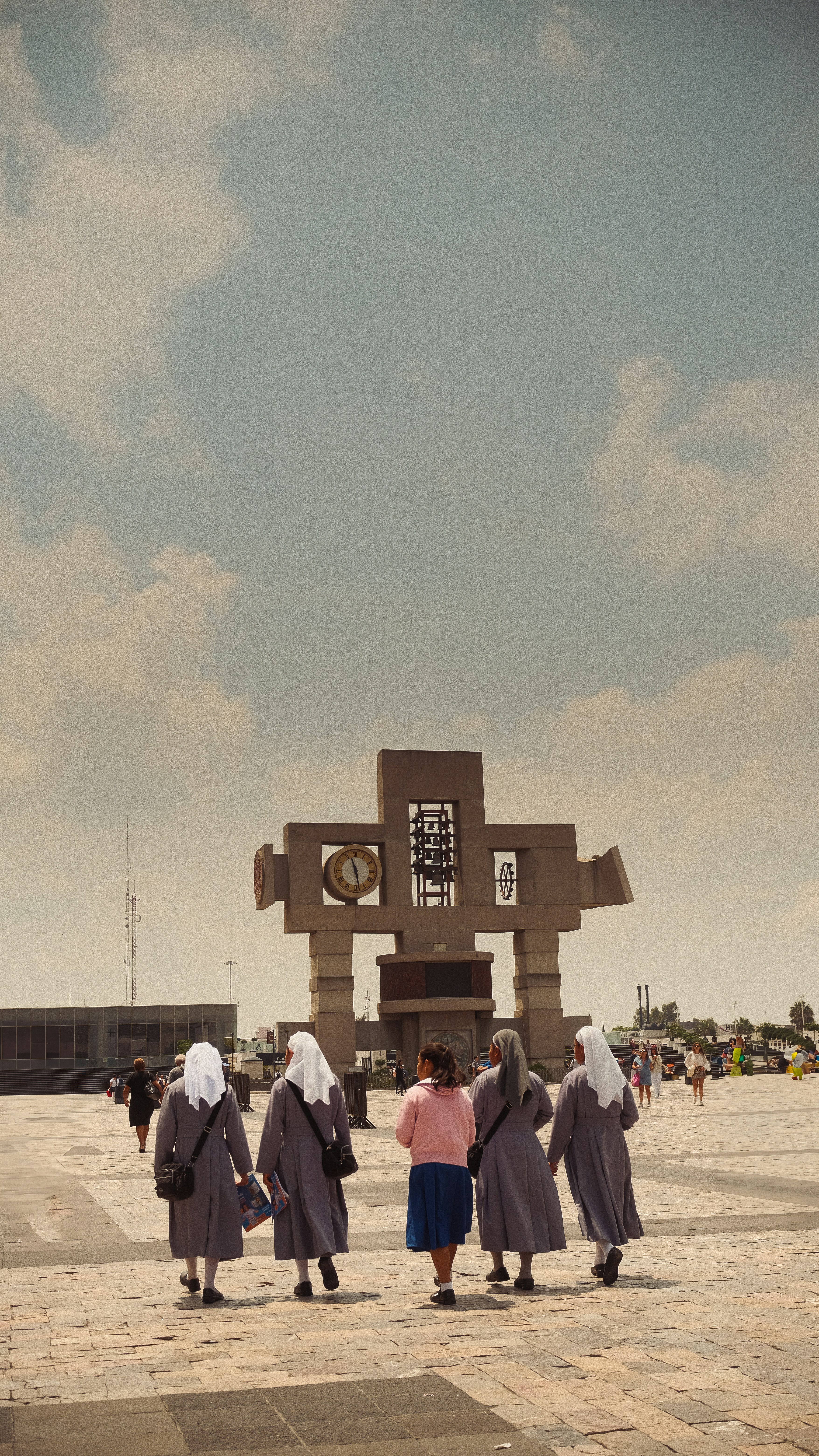 彫刻の前に立つ人々のグループ